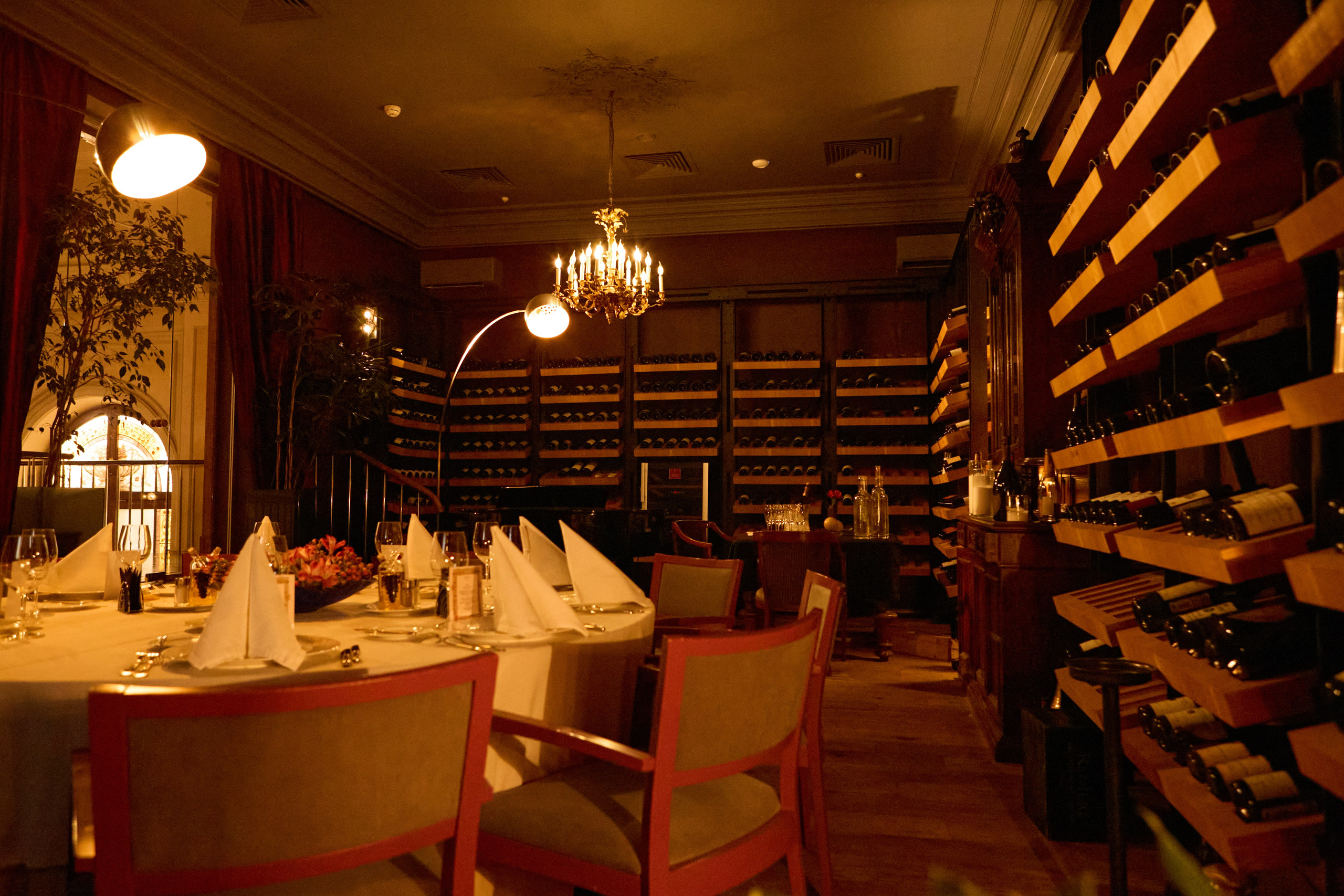 Evening on Nevsky Prospect Street at the Palkin Restaurant. Фотограф в Санкт-Петербурге Владимир Тихомиров