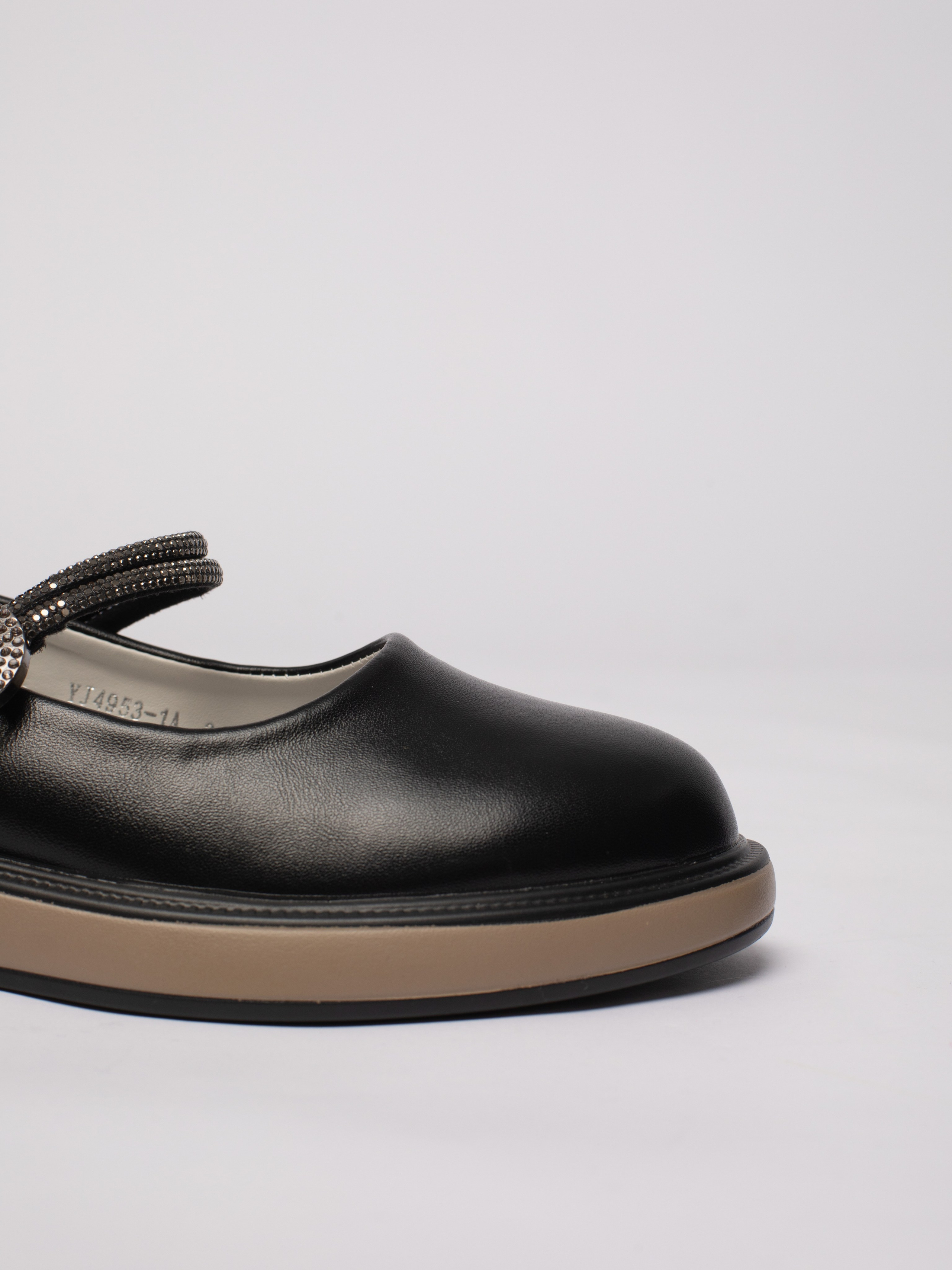 Школьные туфли. Фотостудия предметной и модельной съёмки для маркетплейсов