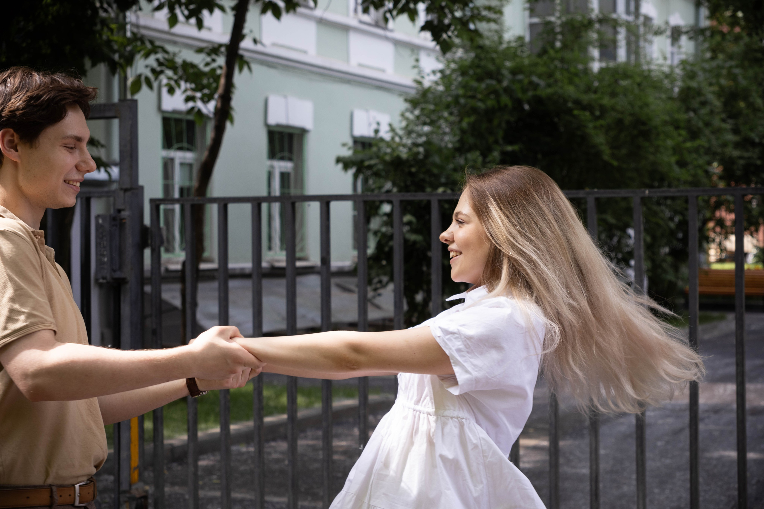 Уличная фотосессия для пары лав стори