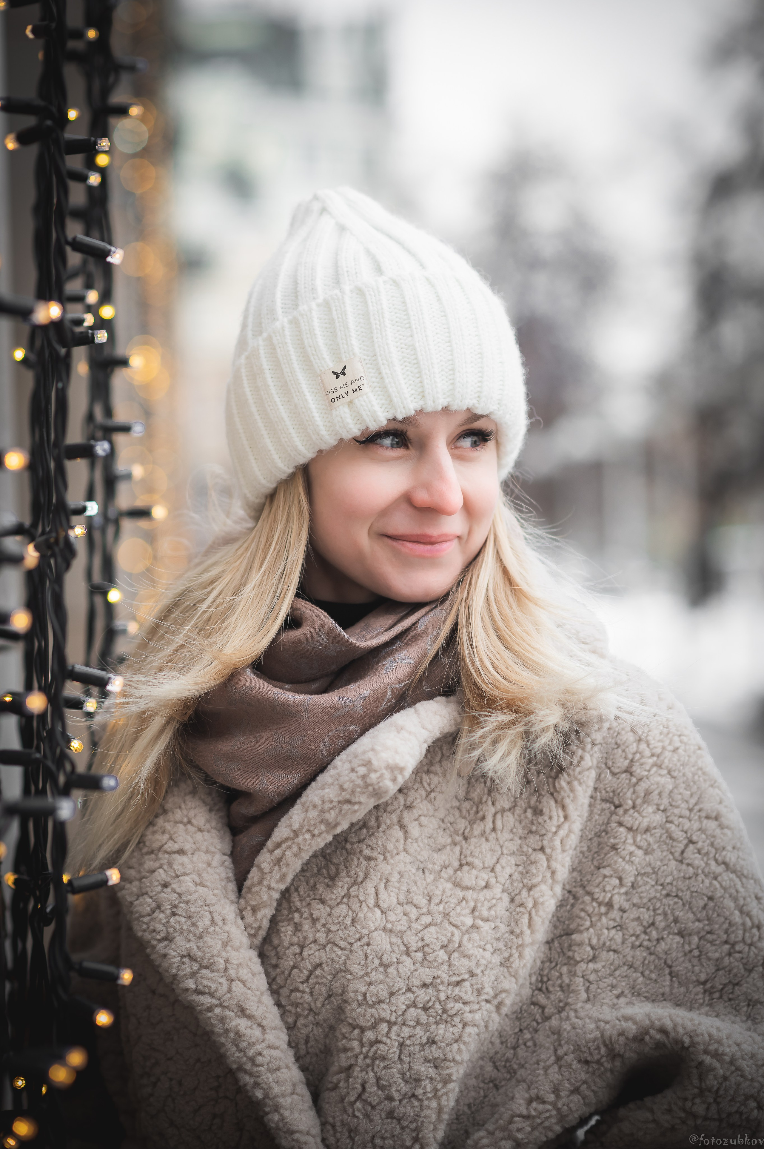 Девушка в белой шапке зимой