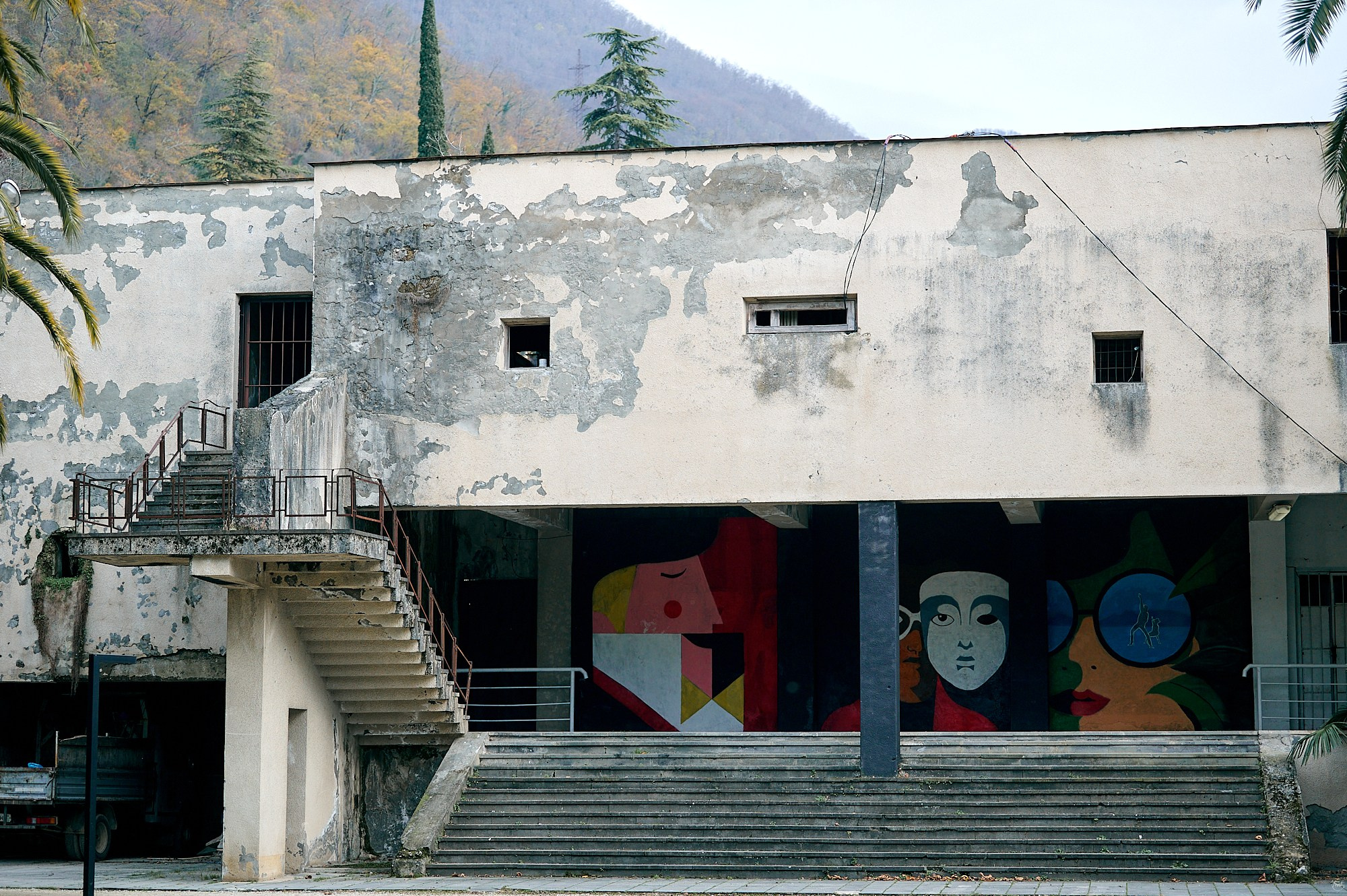 Гагра, Абхазия. Декабрь 2024. Фотографии отовсюду и обо всем