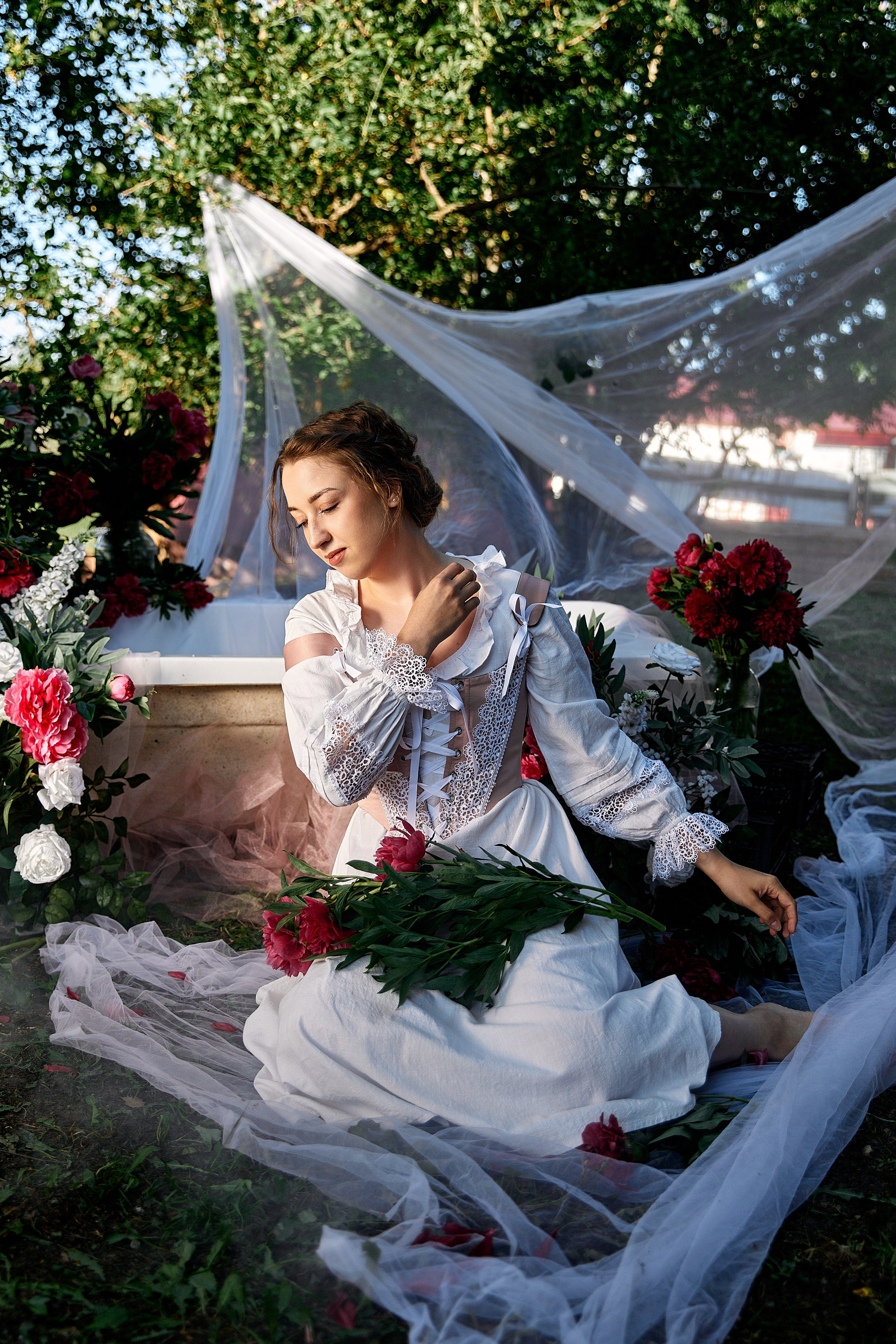 Фотосессия с пионами на улице. Свадебный, контент фотограф в Кемерово Любовь Гальцова