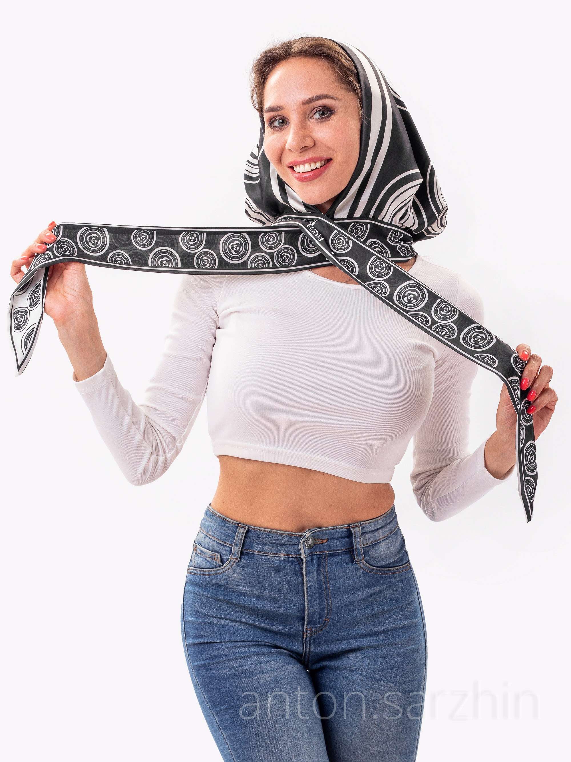 Платок на девушке