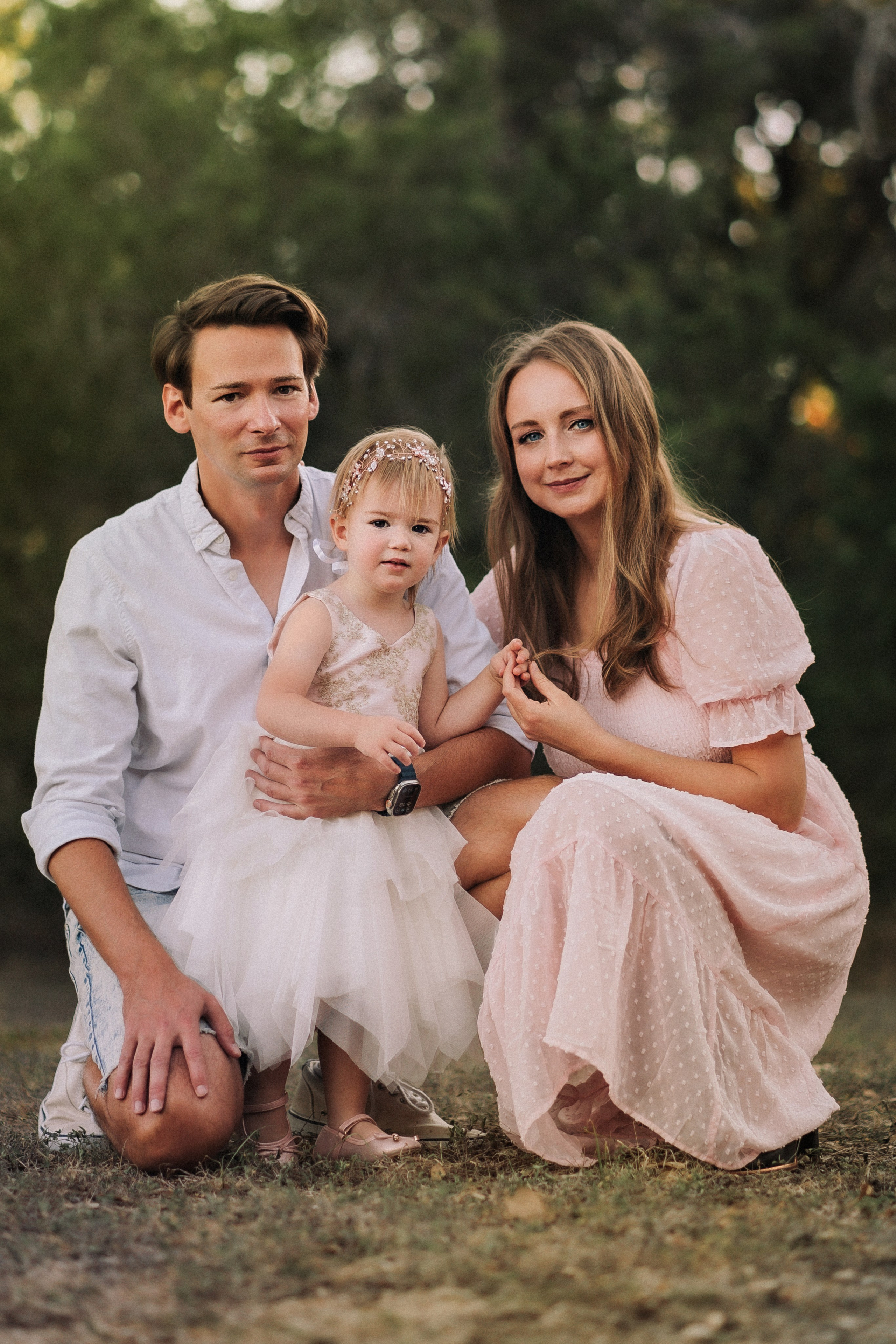 Family snuggles & smiles — cozy family photos