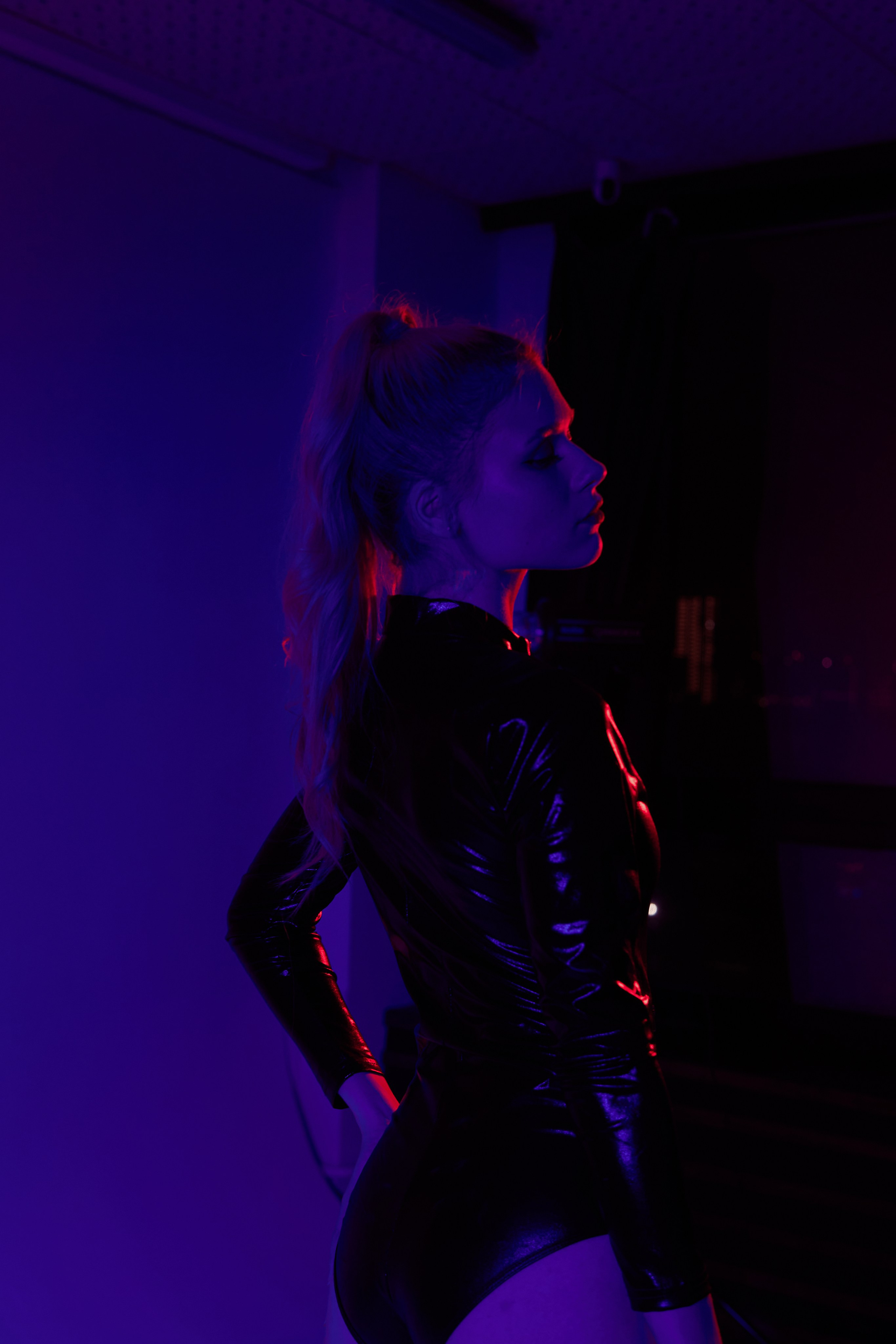 Нежная и дерзкая фотосессия в студии с девушкой блондинкой. Фотограф Наталья Воронина Москва