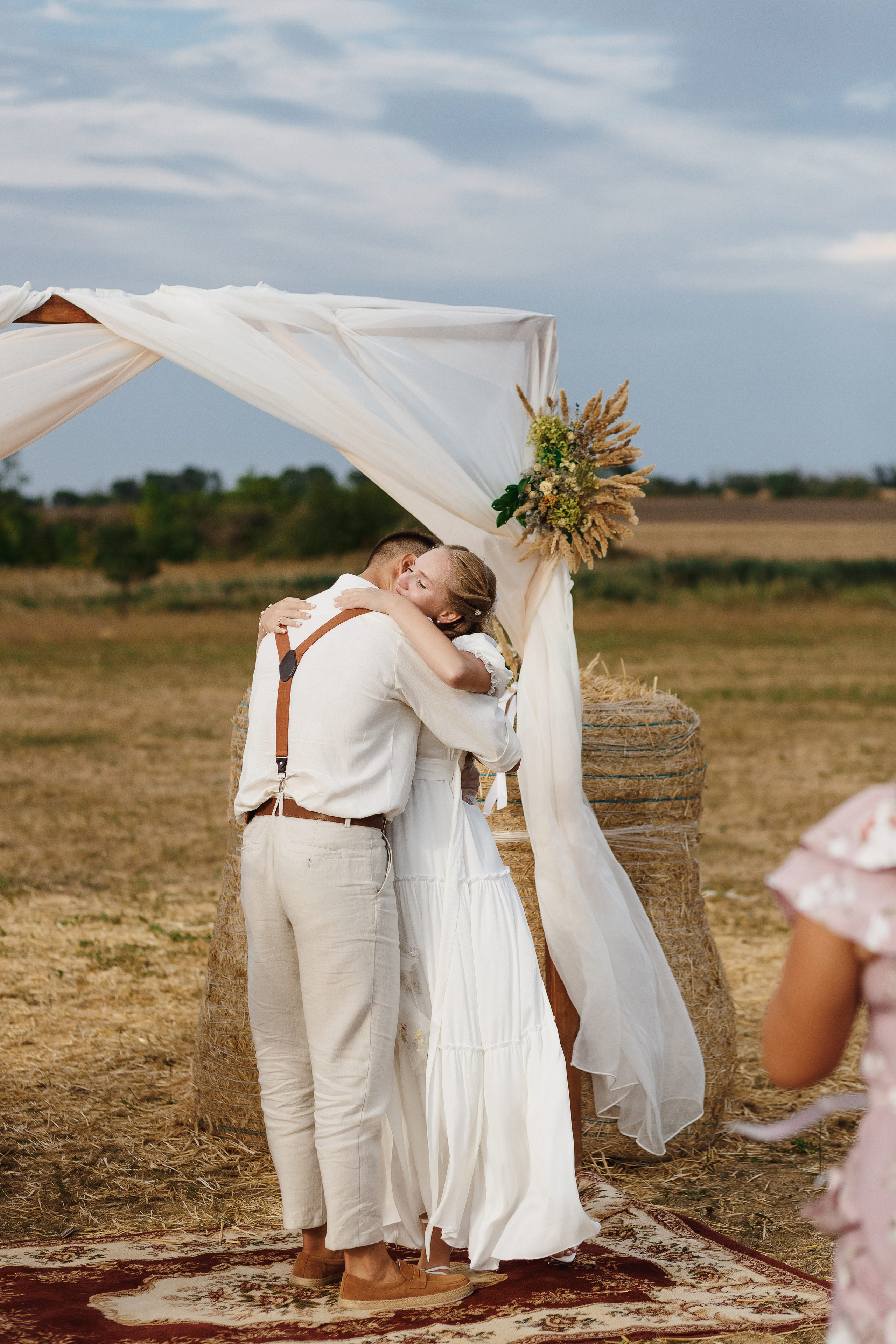 Счастливые объятия Ивана и Полины под свадебной аркой на природе — фотограф Таганрог