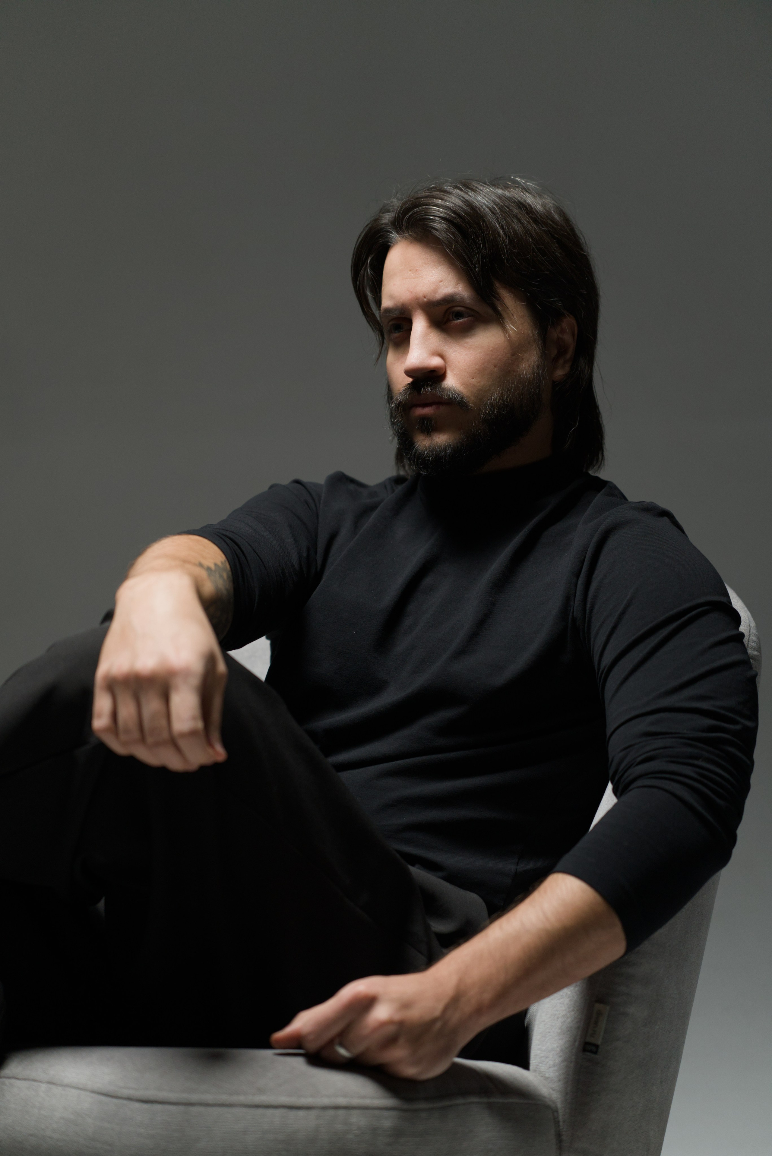 Мужской портрет в кресле. Мир глазами Саши Д