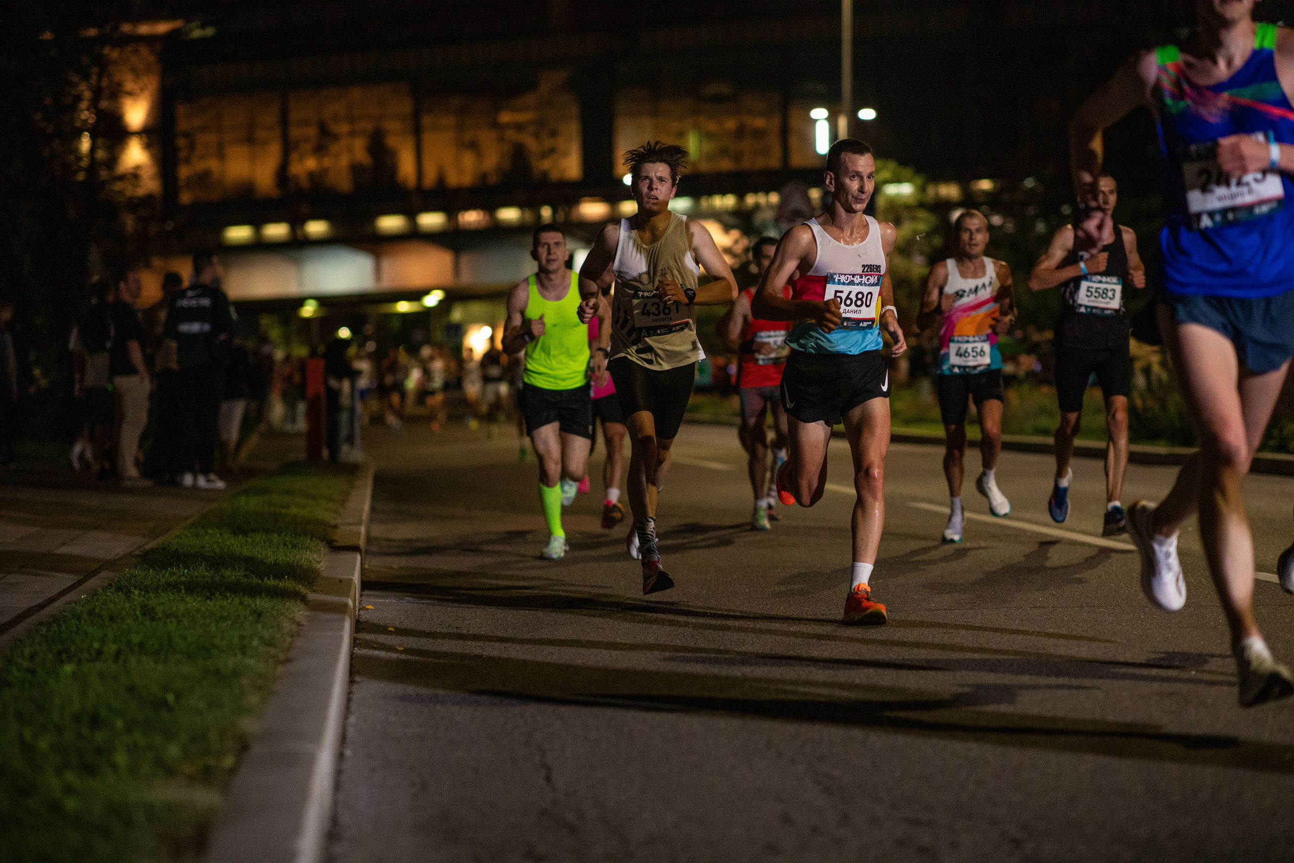 Ночной забег в ленте фотографий бегунов 03.08.24. Фотограф Сергей Ловкий