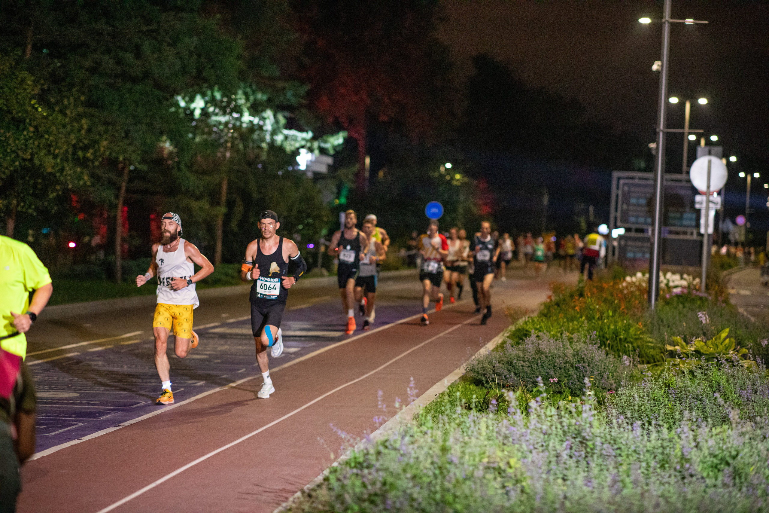 Ночной забег в ленте фотографий бегунов 03.08.24. Фотограф Сергей Ловкий