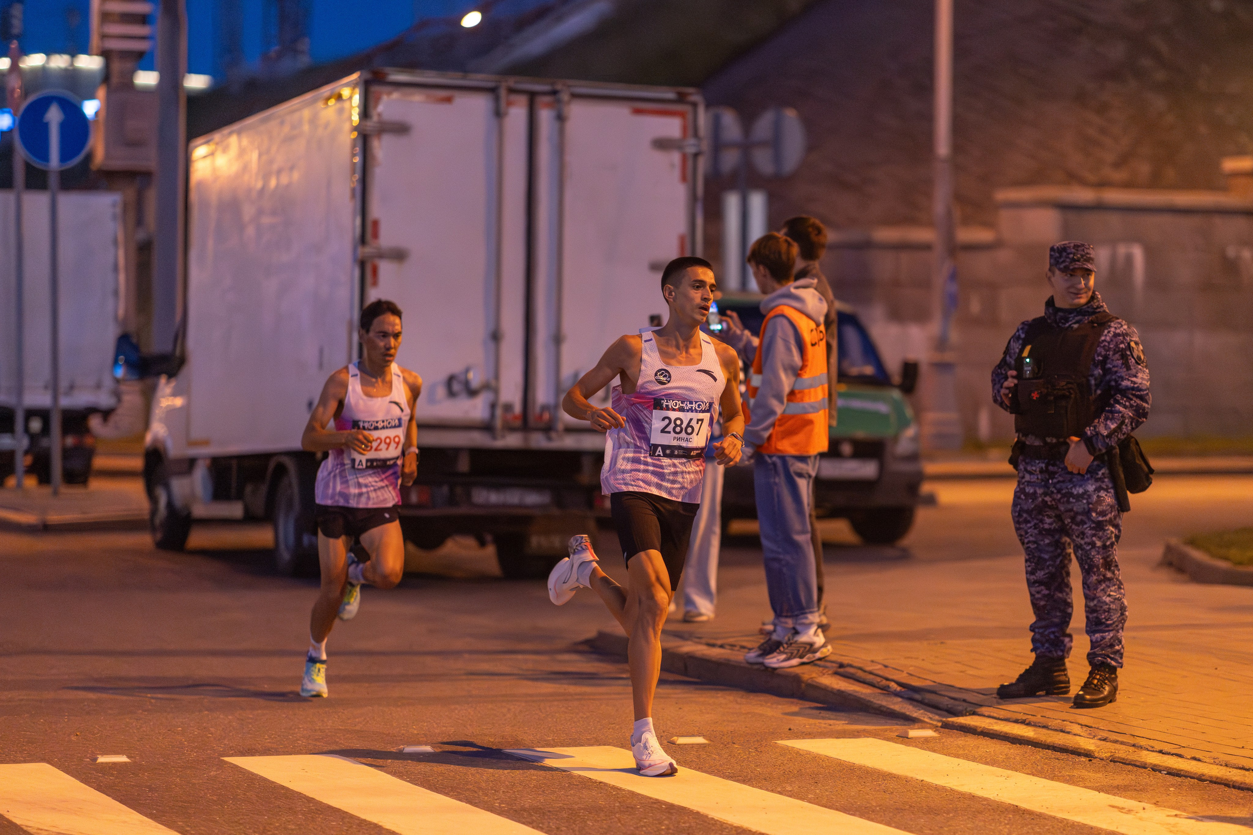 Ночной забег 2025. Фотограф Сергей Ловкий