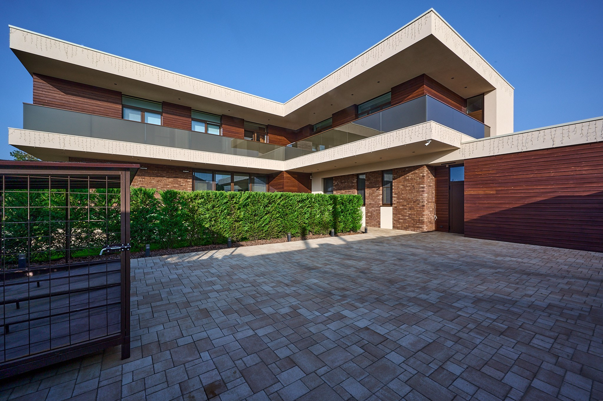 двухэтажный дом с коричневой плиткой 