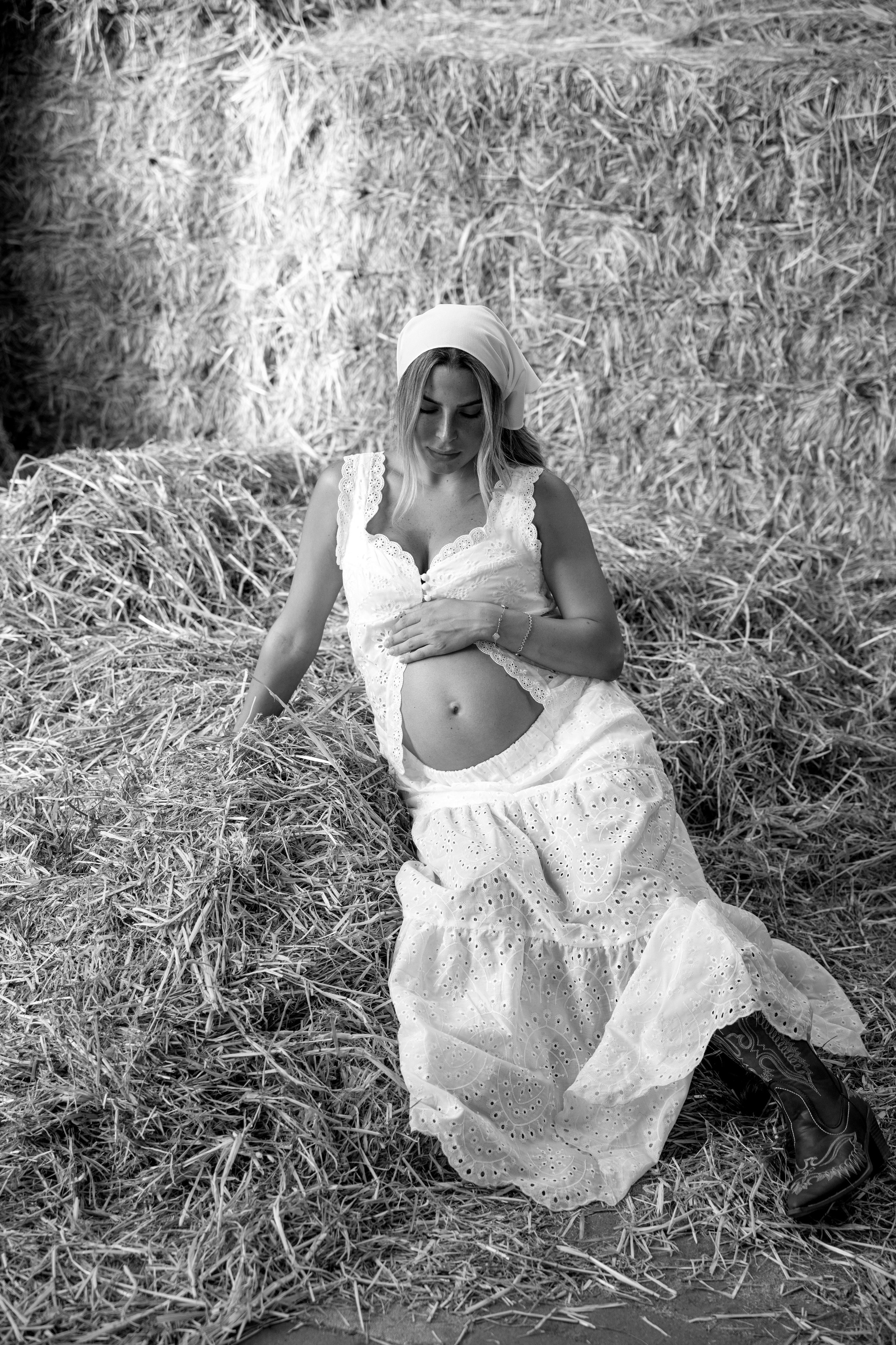 Pregnancy photoshoot at the horse farm. Главная