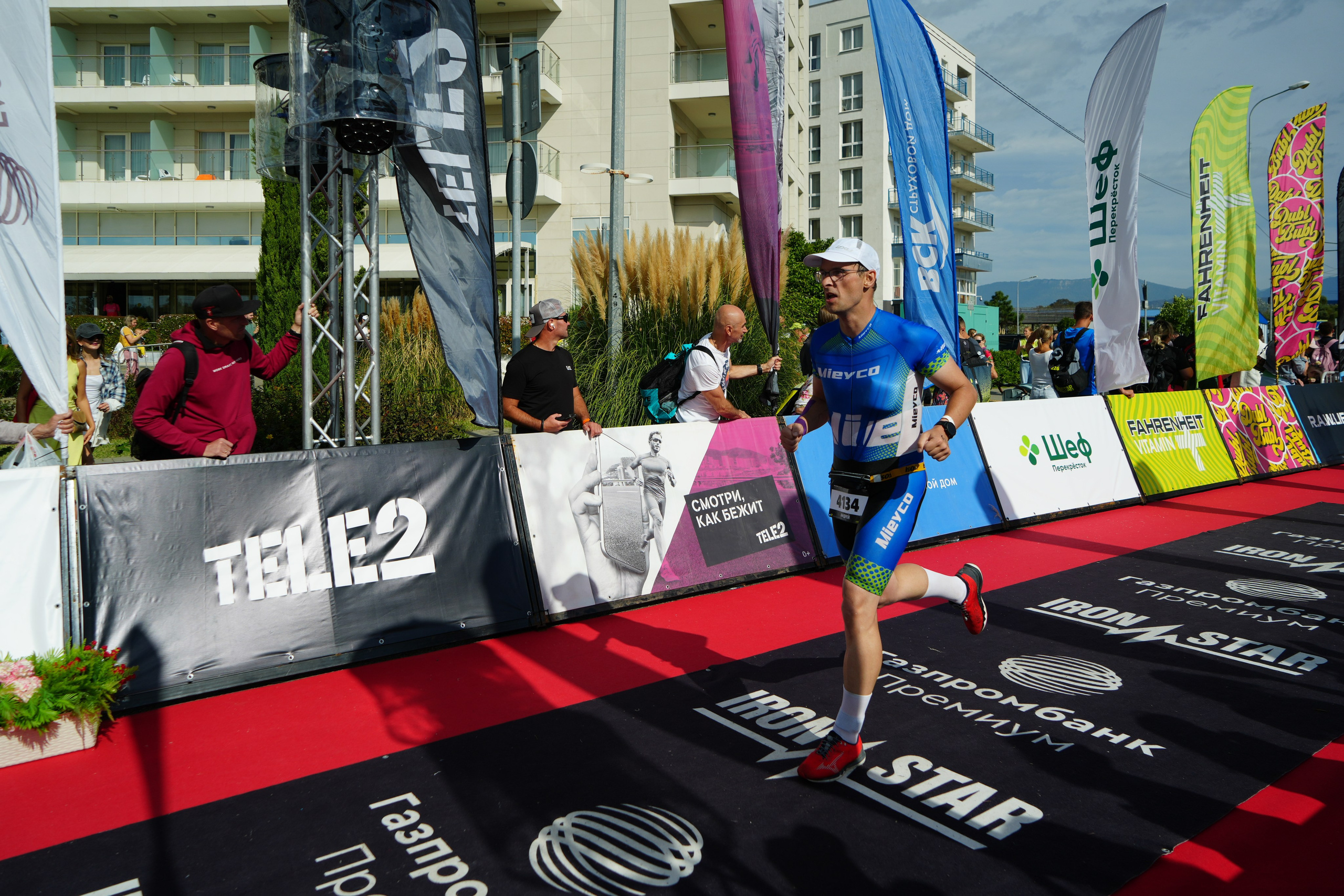 Фотоотчет партнерской интеграции для компании TELE2 на фестивале Ironstar. Репортажный фотограф в Красной Поляне и Сочи Павлюченко Екатерина
