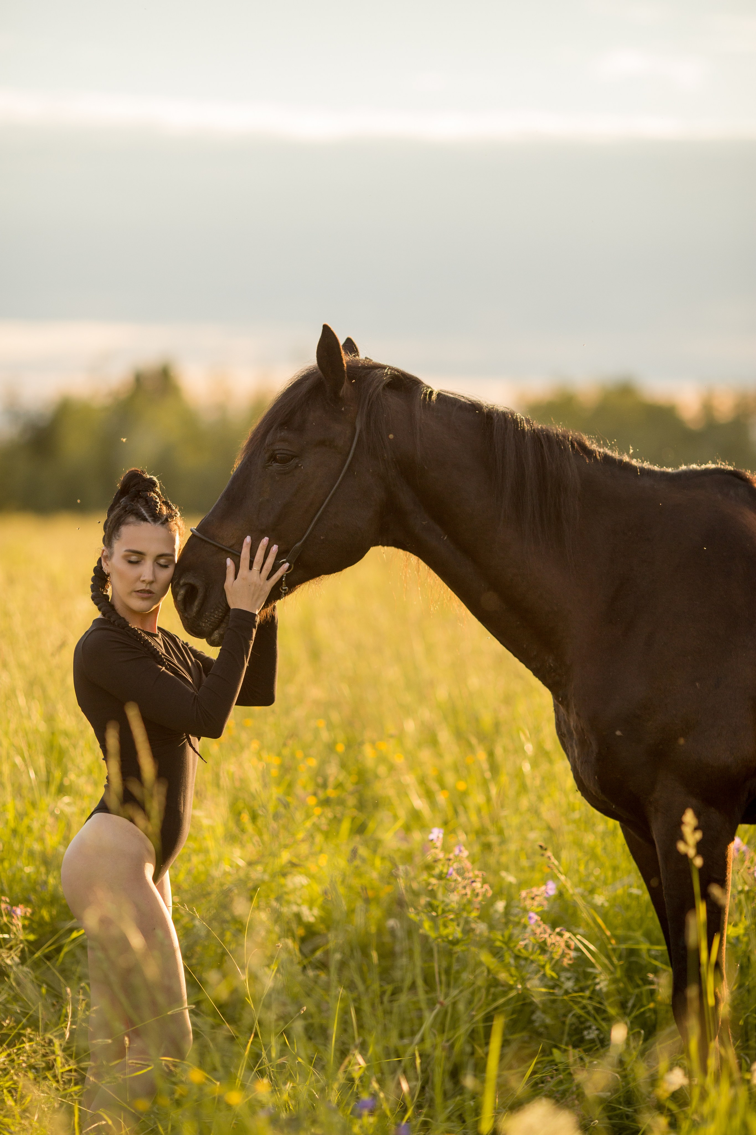 Фотосессия с лошадью в купальнике в поле