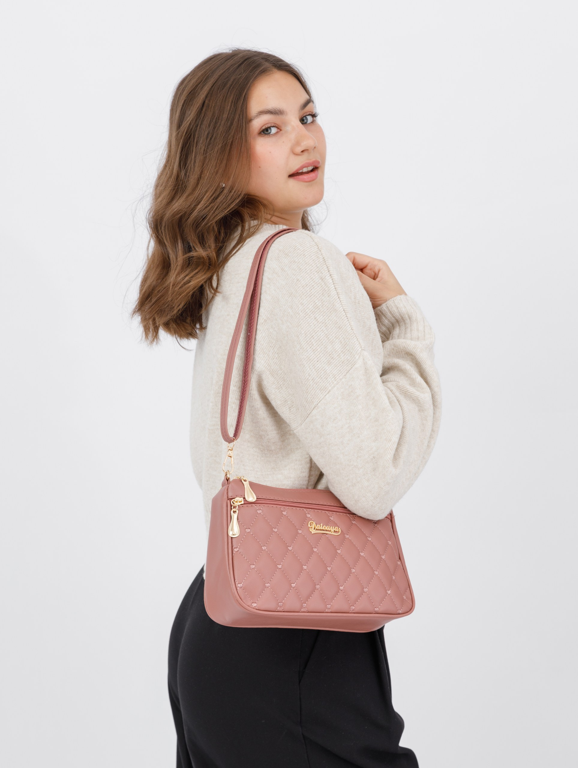 Съемка розовой и черной сумки для маркетплейса. Студия коммерческой съемки ХВОЯ