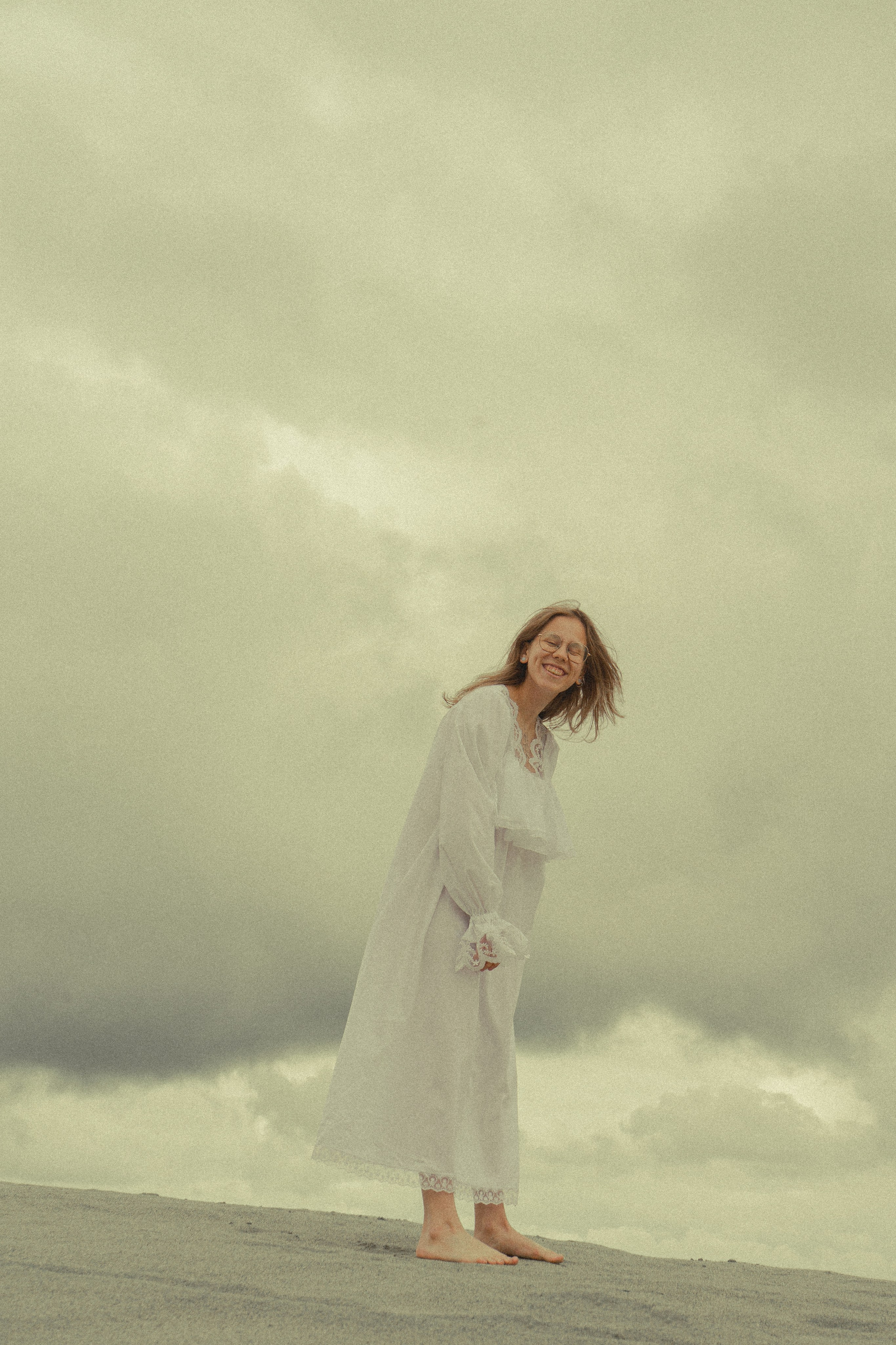 Модель улыбается на Берёзовских песках