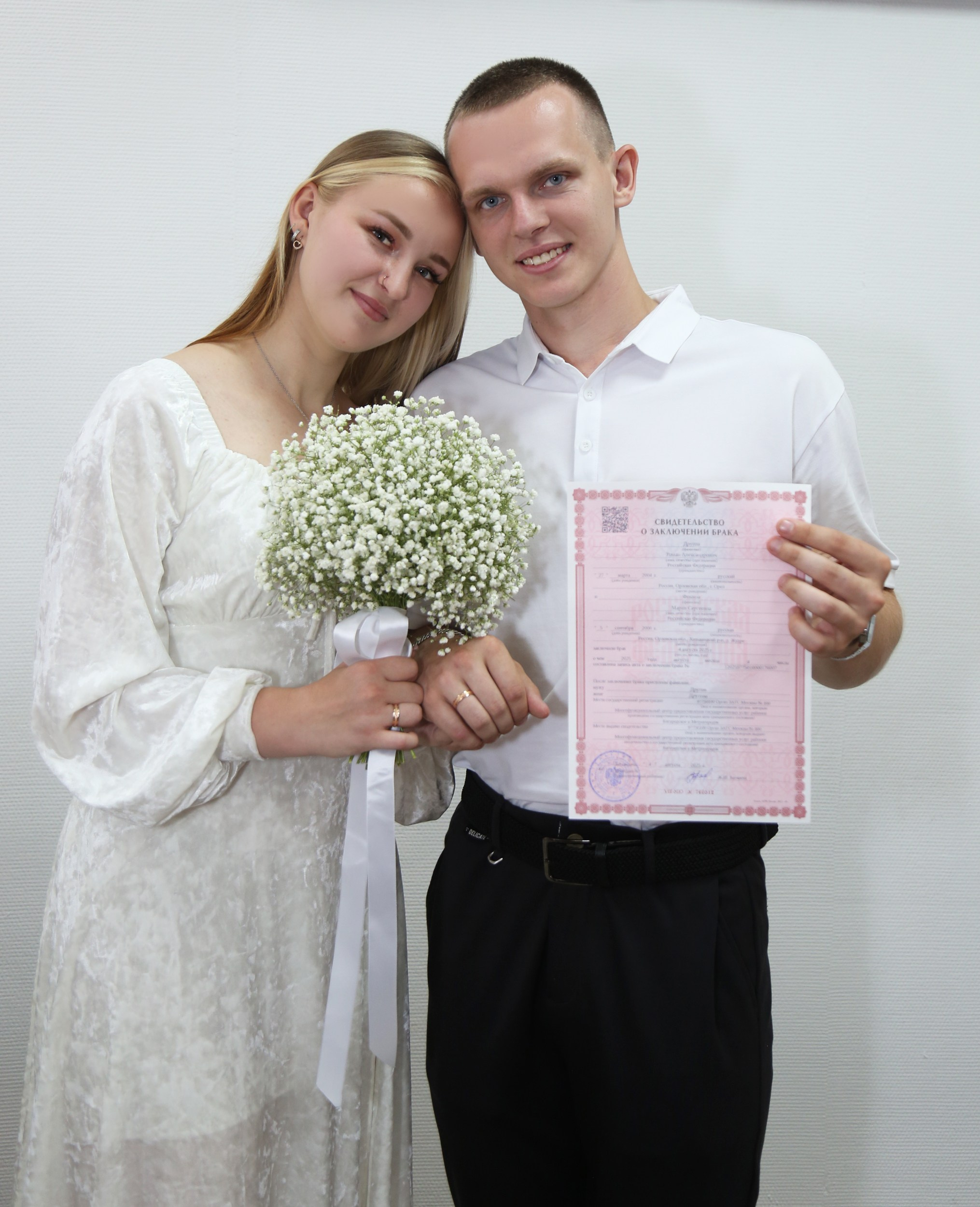 МФЦ свадебная фотосессия в Москве в августе для Романа и Марии. Фотосессия в студии в Москве от профессионального фотографа услуги по доступным ценам