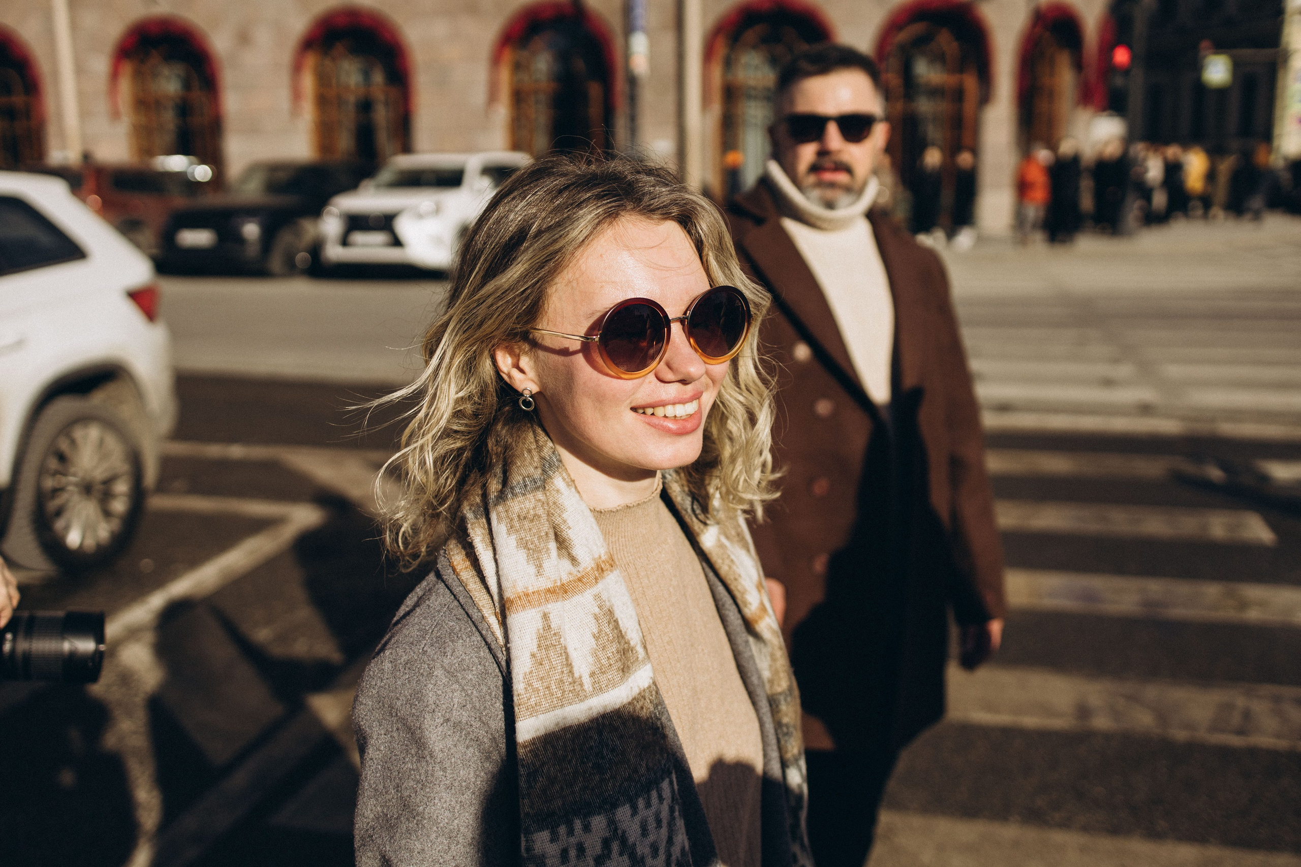 счастливая влюбленная пара гуляет по городу