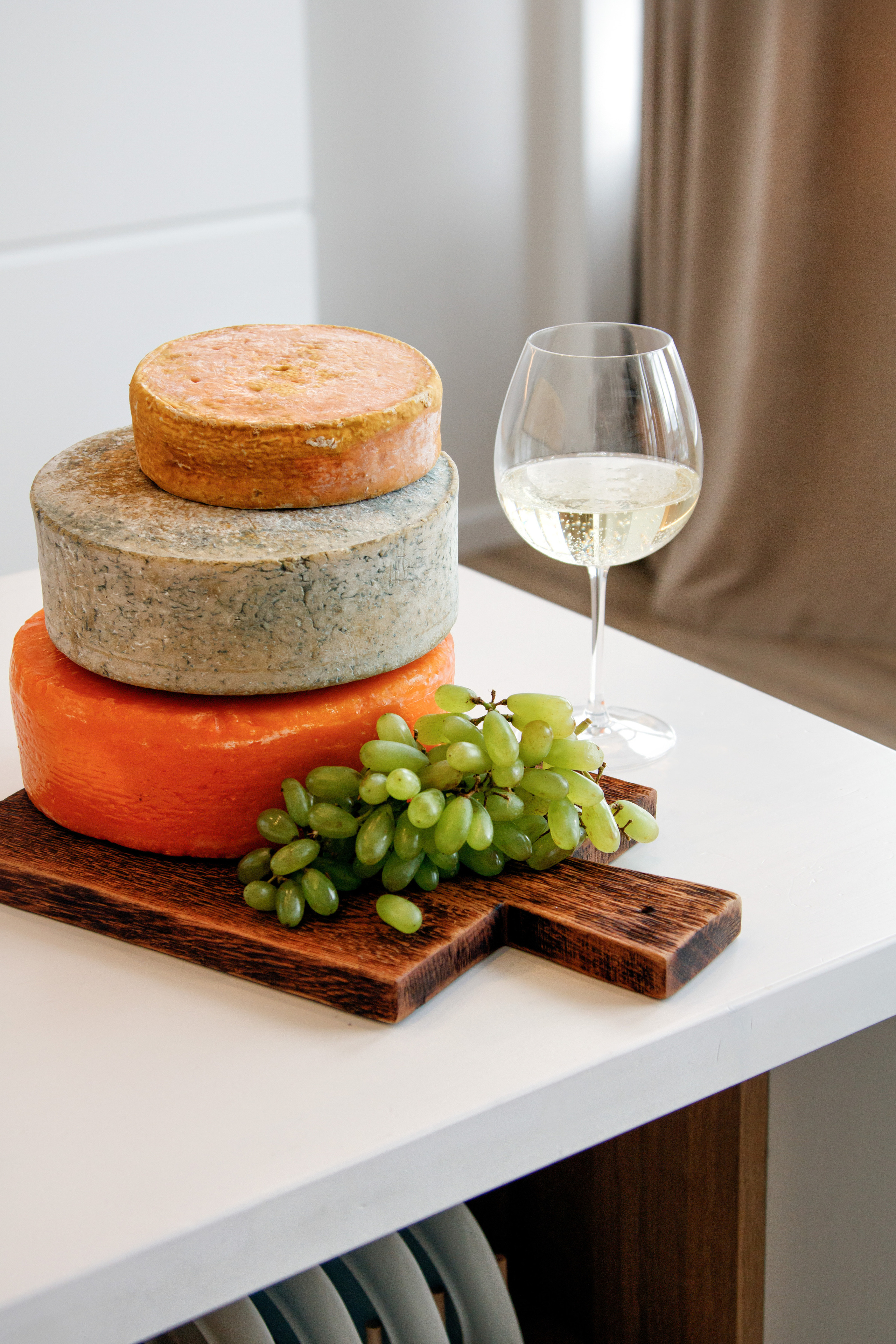 Съемка ассорти головок сыра в студии для клиента в Москве