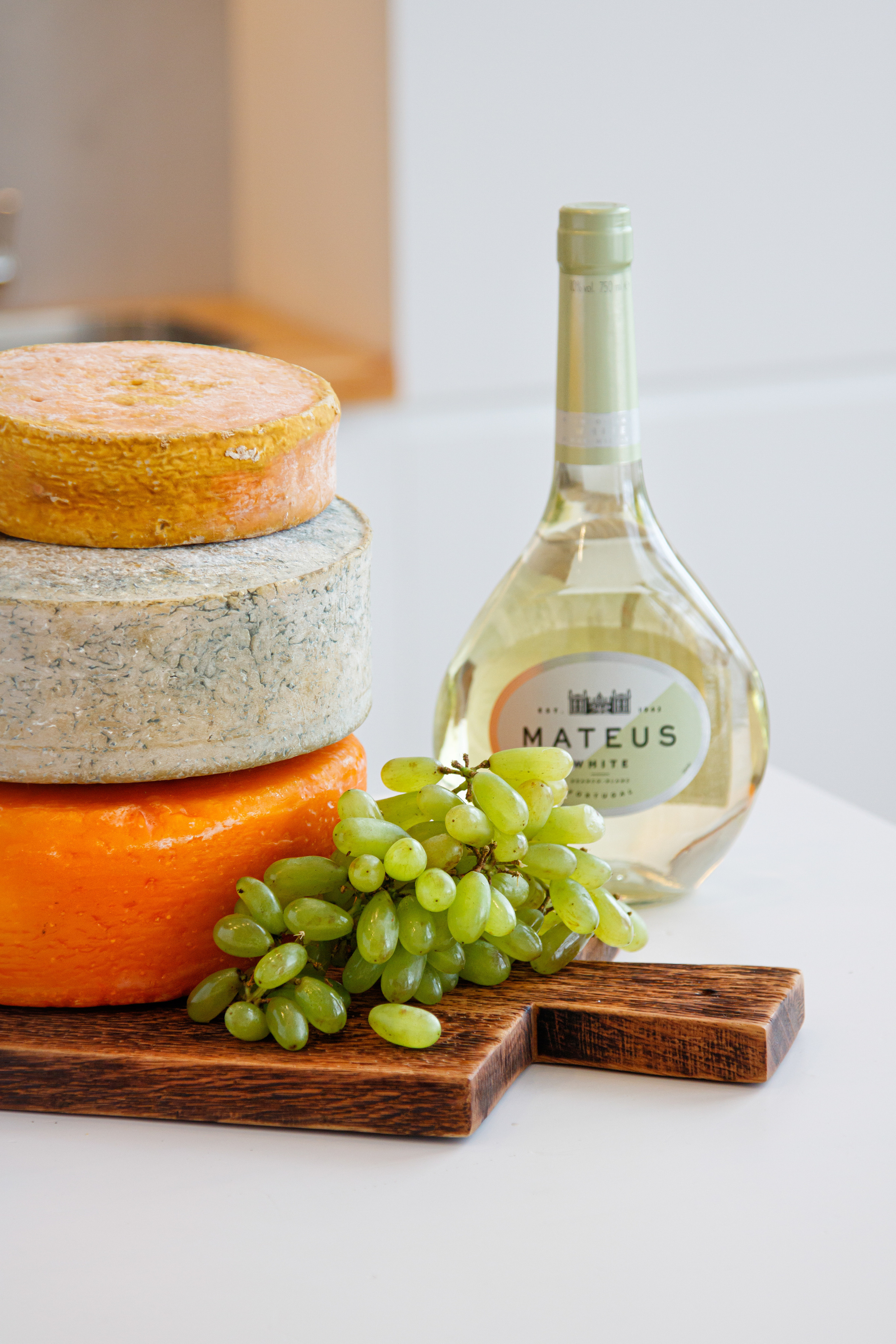 Съемка в студии для клиента сыры ассорти на доске с фруктами и вином