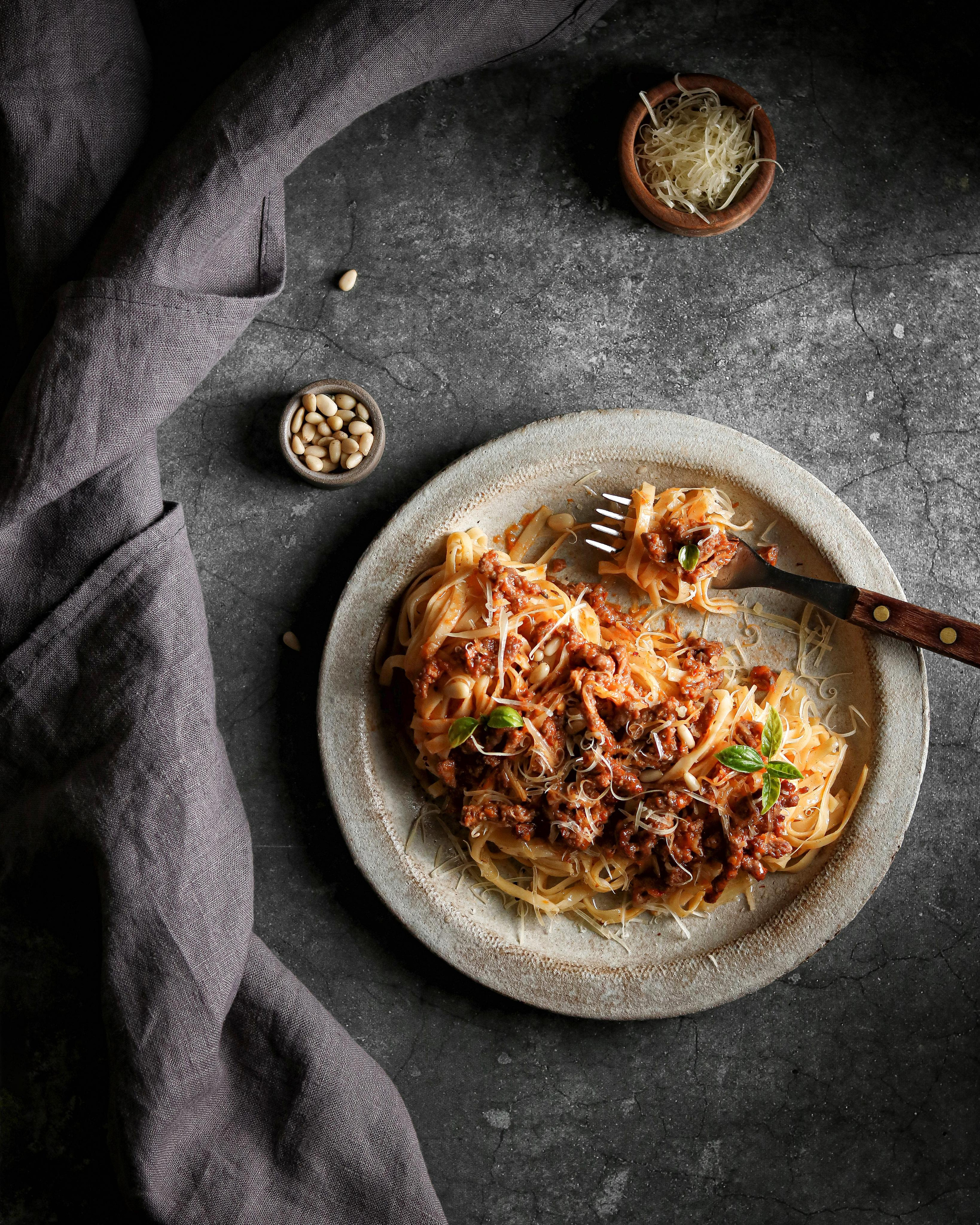Фуд-фото итальянской пасты на темном фоне в Москве