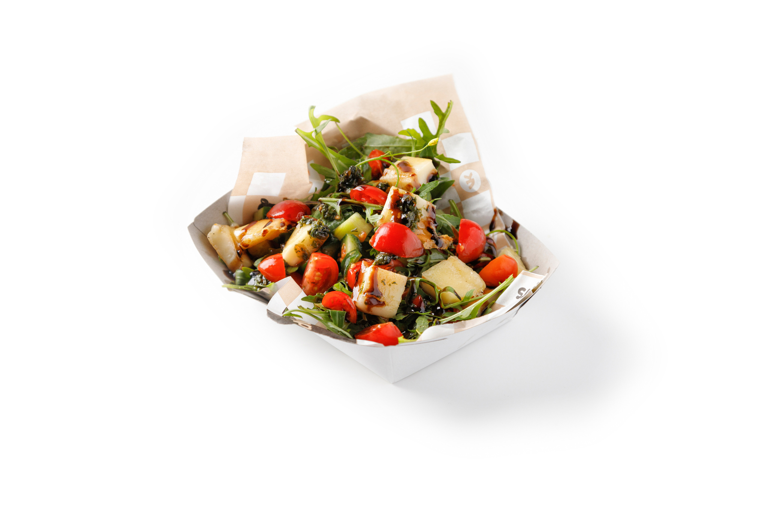 Фуд-фото салата под обтравку на белом фоне