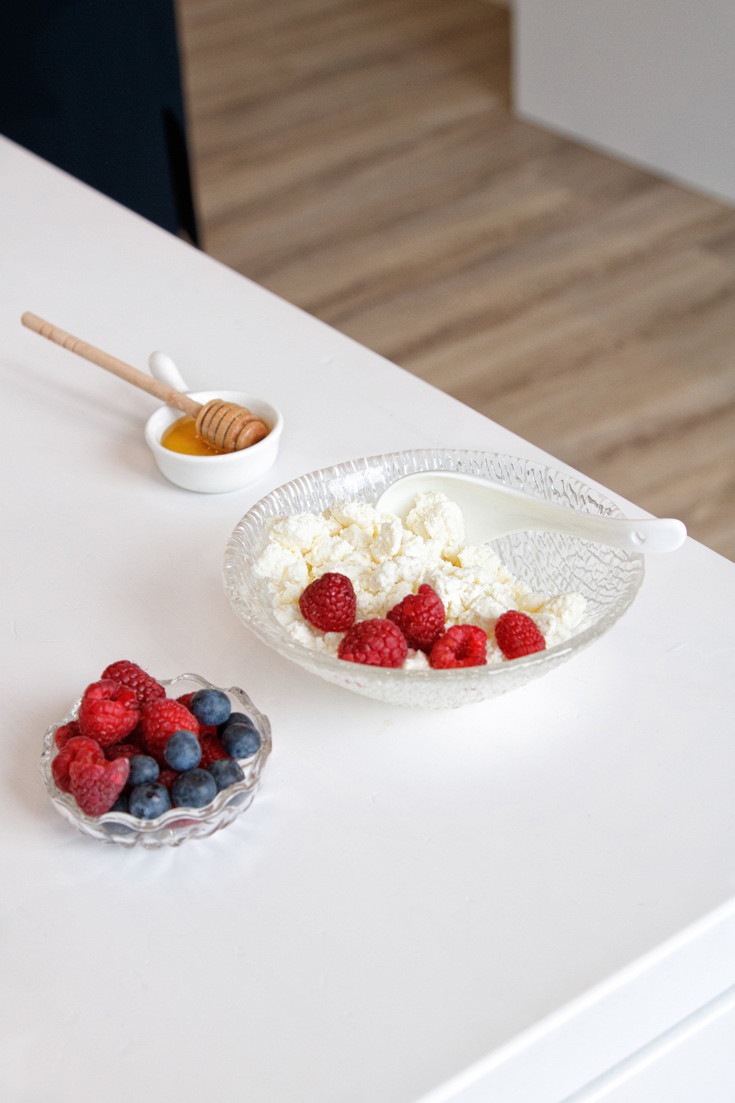 Съемка молочных продуктов творога в студии для клиента в Москве