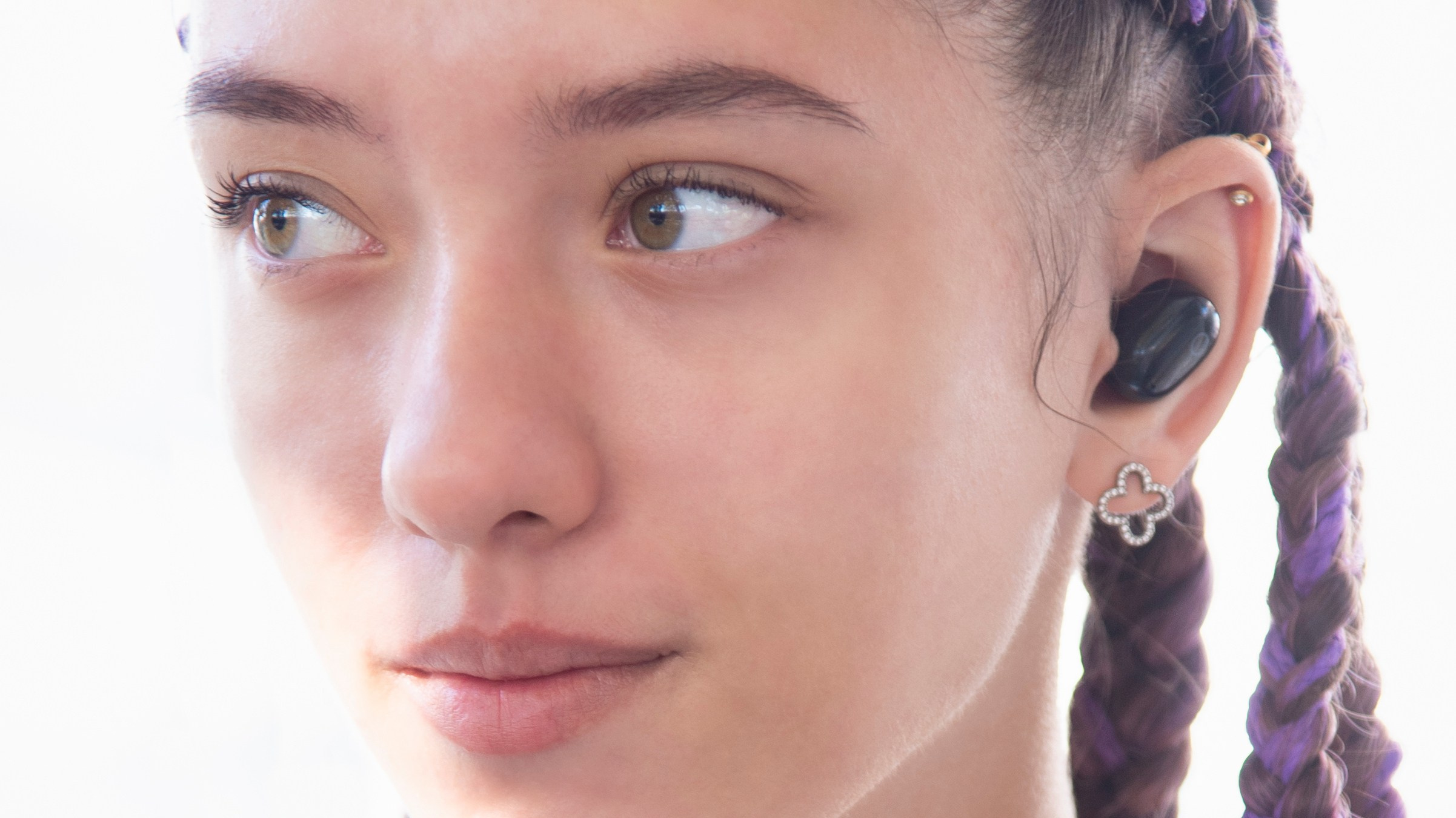 смуглая красивая девушка с афро-косами, пляжный бармен. посёлок Лазоревское