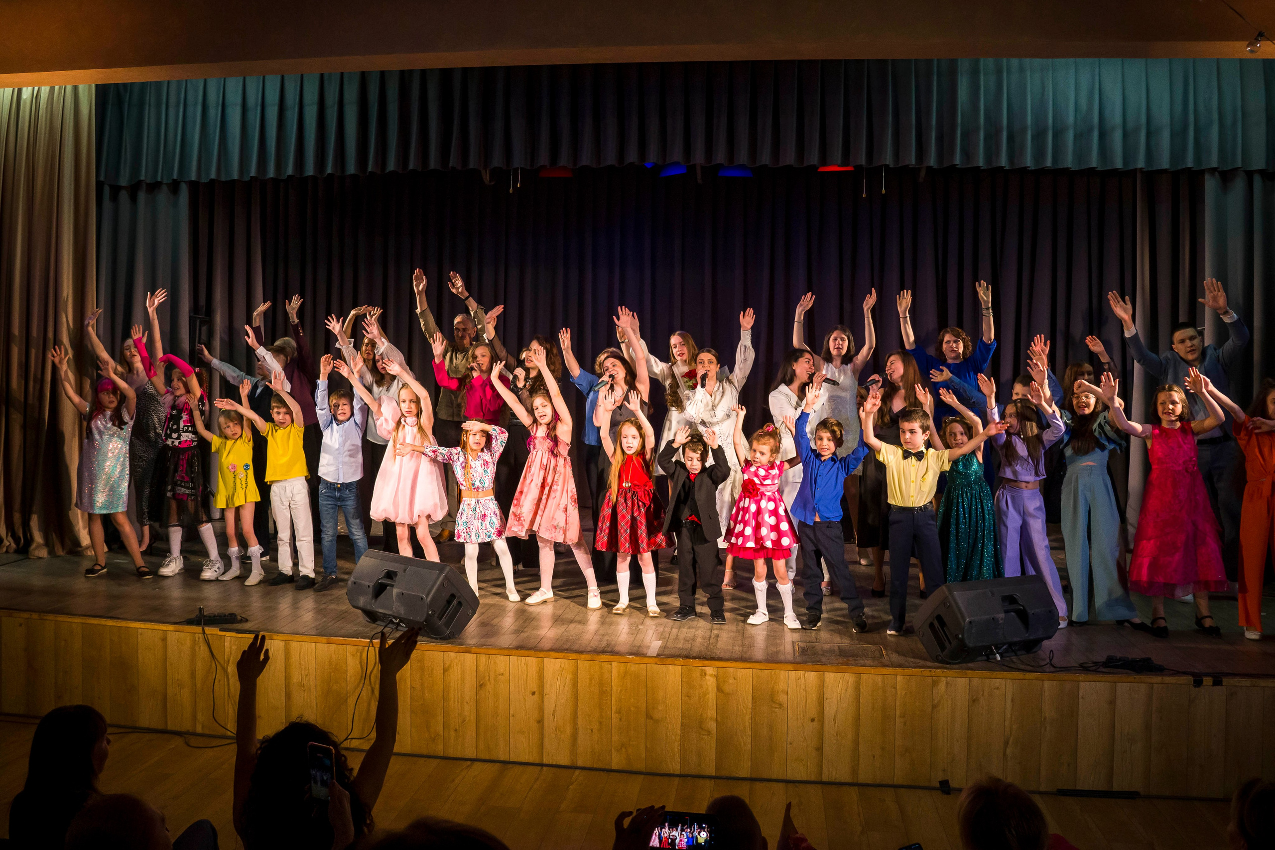 Концерт вокальной студии. Фотограф в Санкт-Петербурге. Репортажная и все съёмки для бизнеса