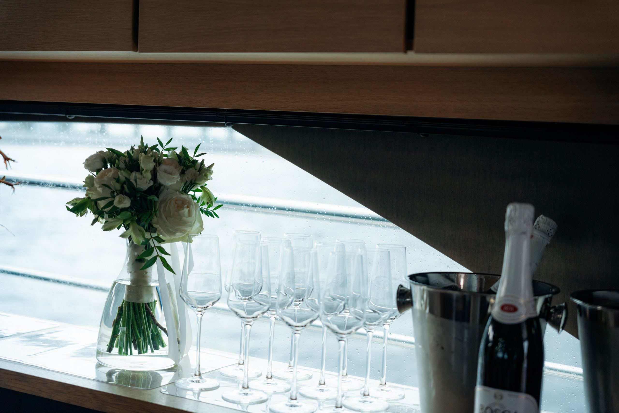 Свадебная фотосессия в Эрмитаже и на катере. Свадебный фотограф Александр Невский в Санкт-Петербурге