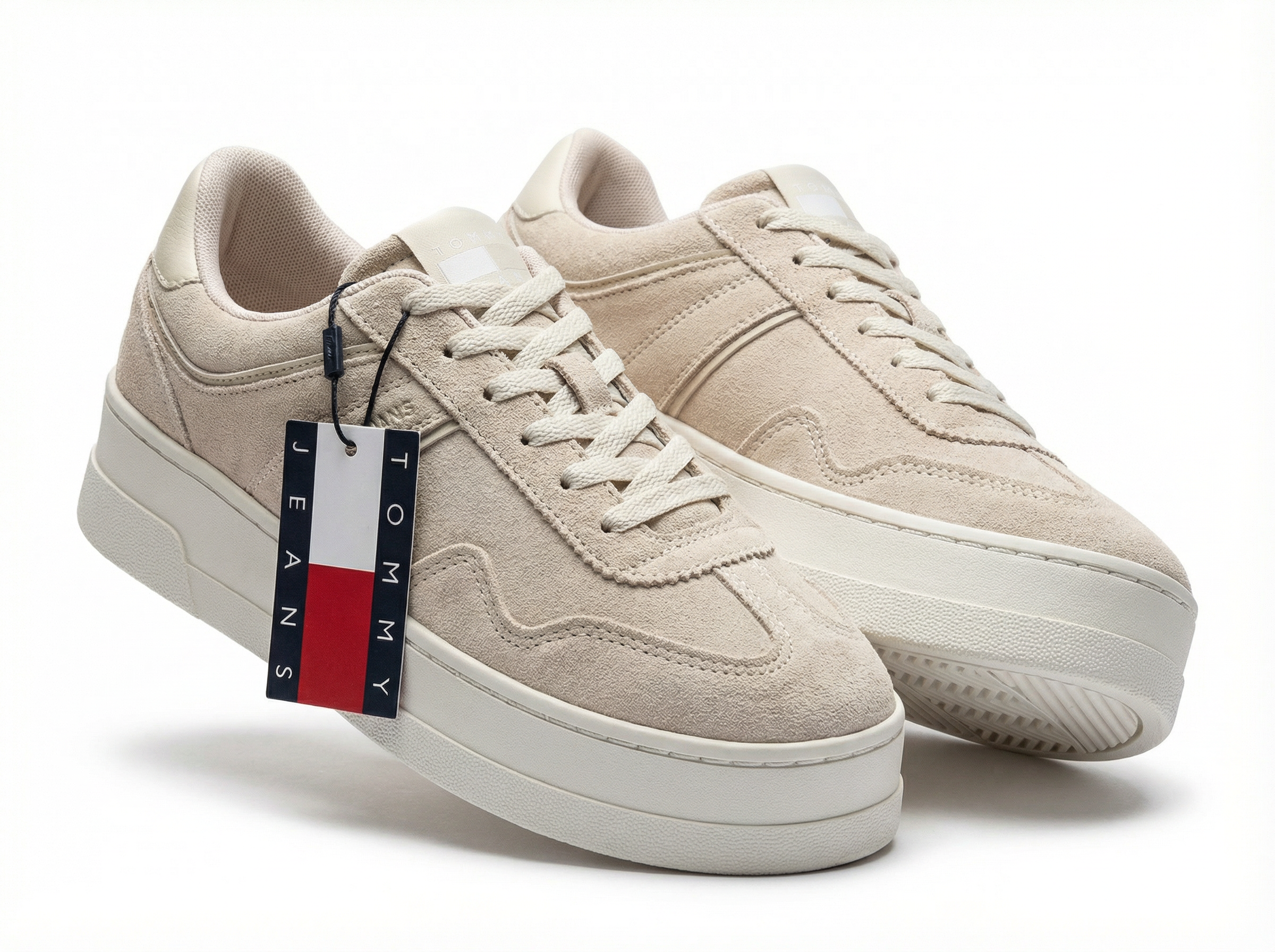 Обувь, галантерея, аксессуары. AI-фотографии для вашего бизнеса