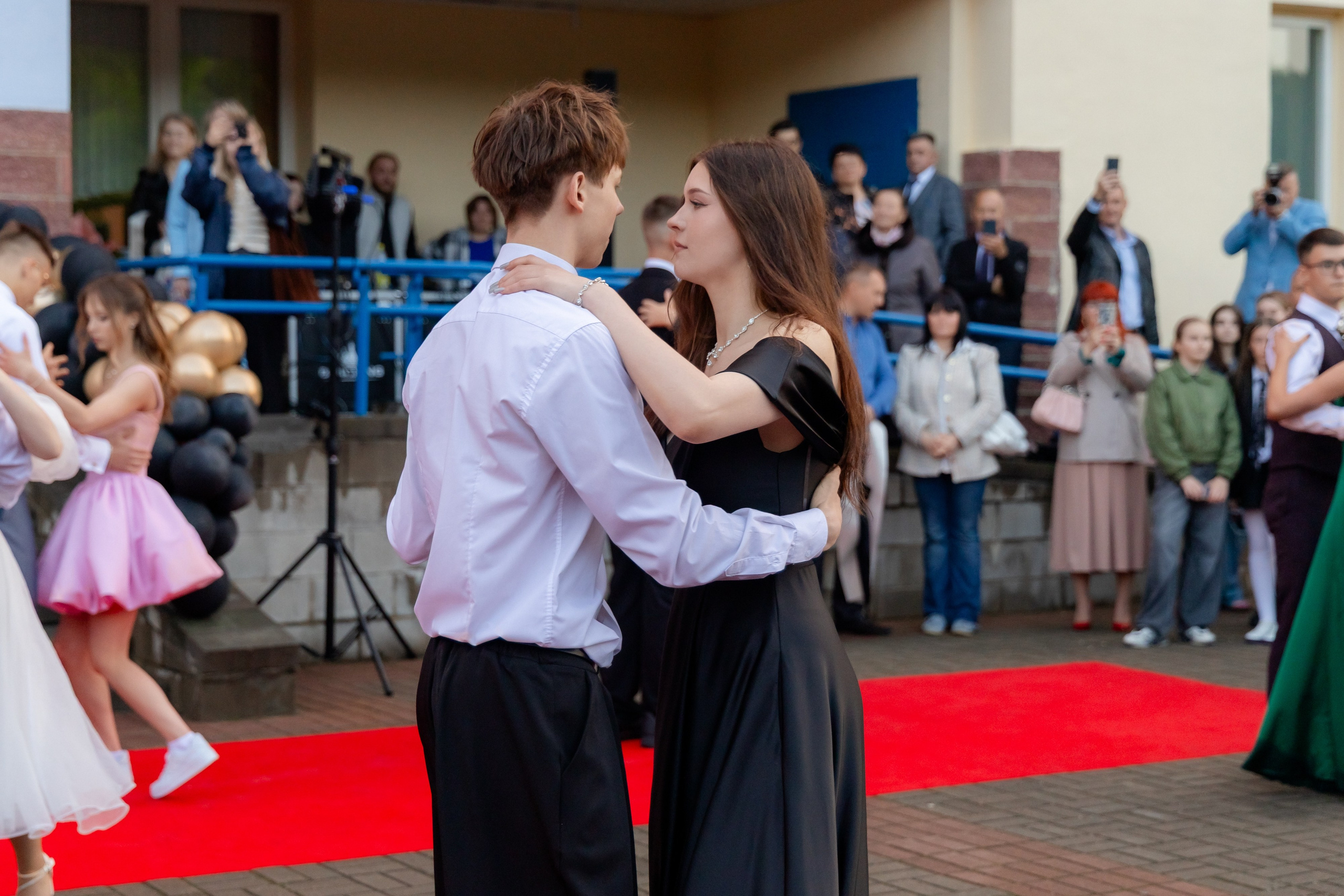 Школьный выпускной 2025 год в Минске, Беларуси. Свадебный фотограф в Минске/Беларуси Сергей Спиридонов