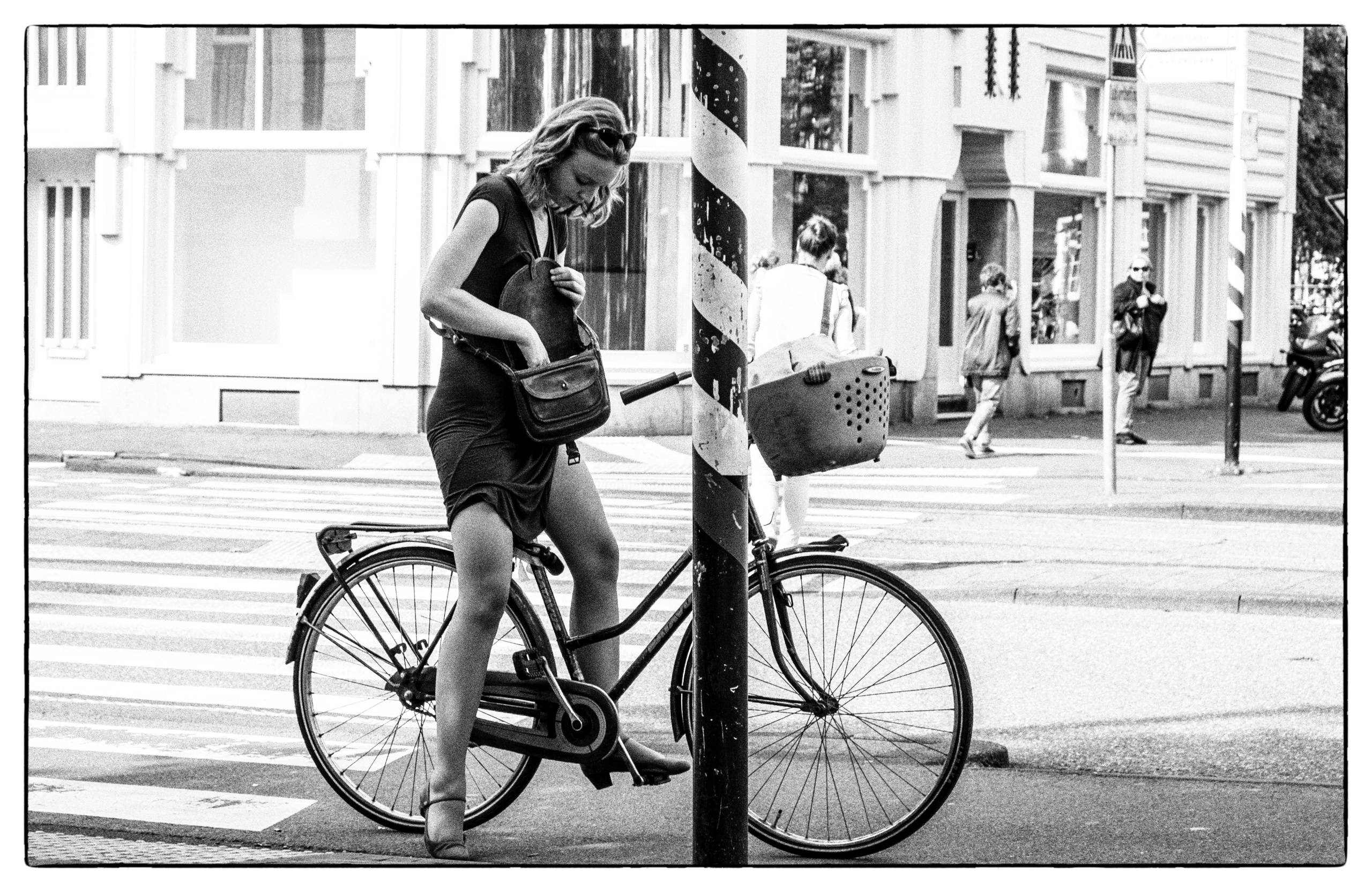 УЛИЦЫ. ПОБУДЬ ЗДЕСЬ И ЦЕЛЕЕ БУДЕТ ЭТОТ МИР