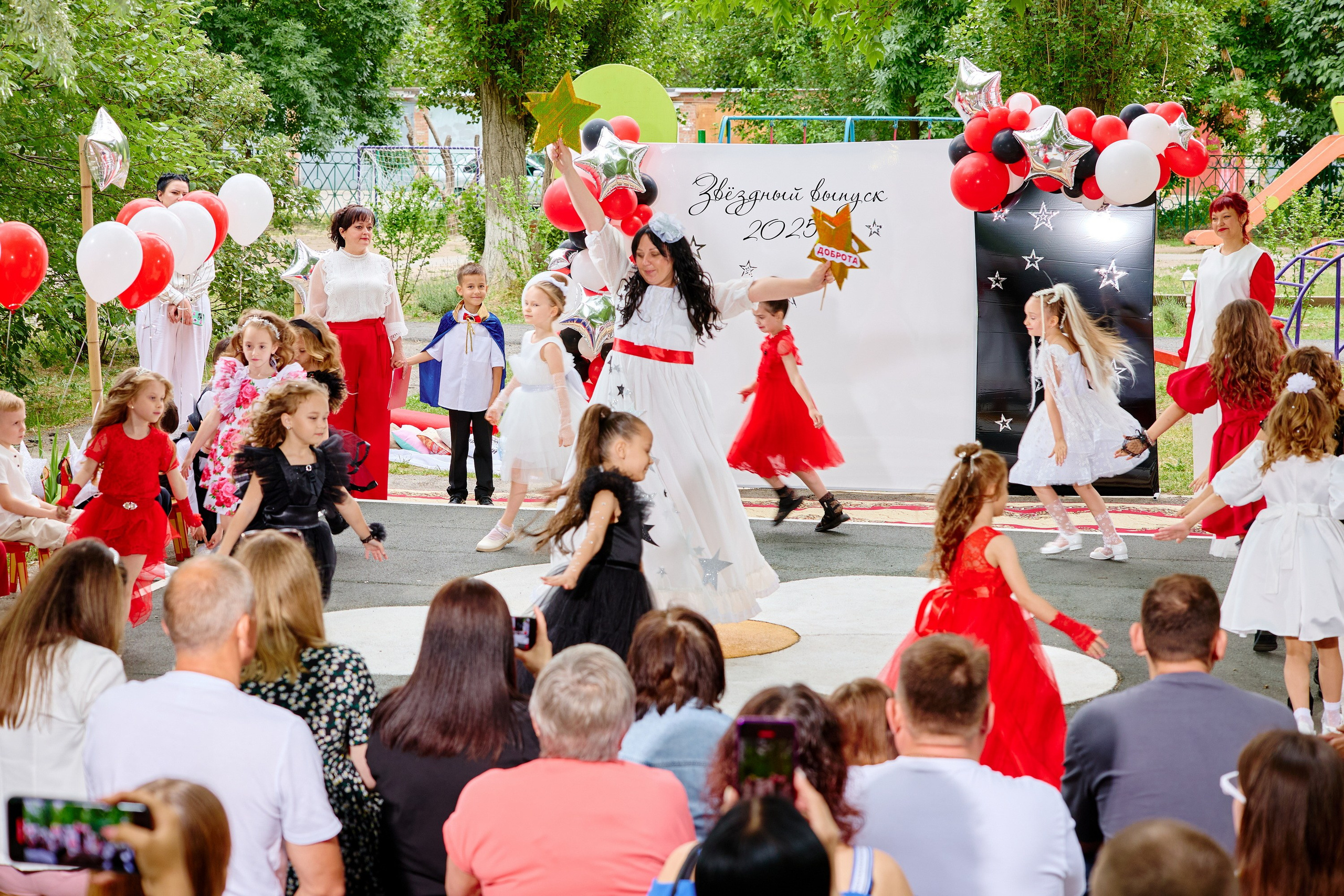 Выпускной 45 сад. Фотограф Выпускные альбомы Таганрог Сергей Коробченко
