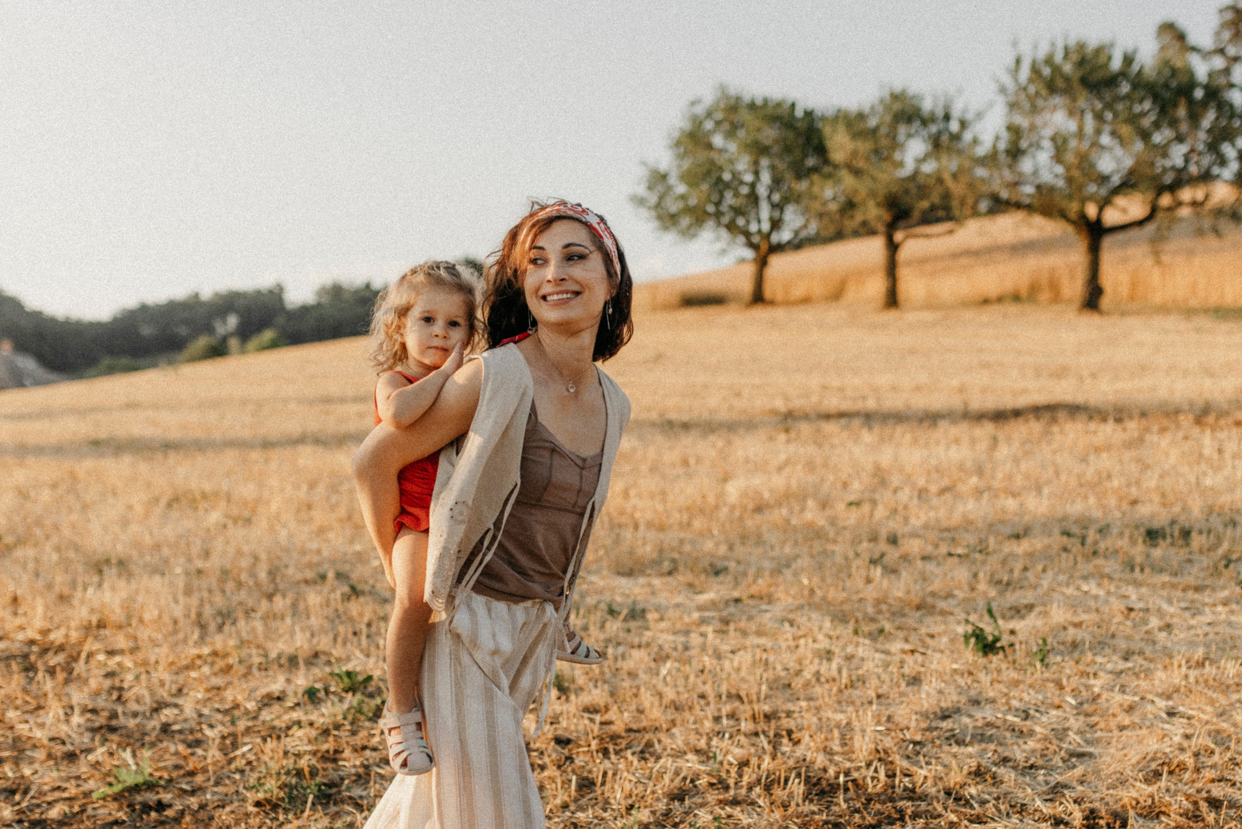 Zhenya and Maya. Polina Sobol — family & documentary photographer in Bern. Outdoor & urban photo sessions for families, kids and couples