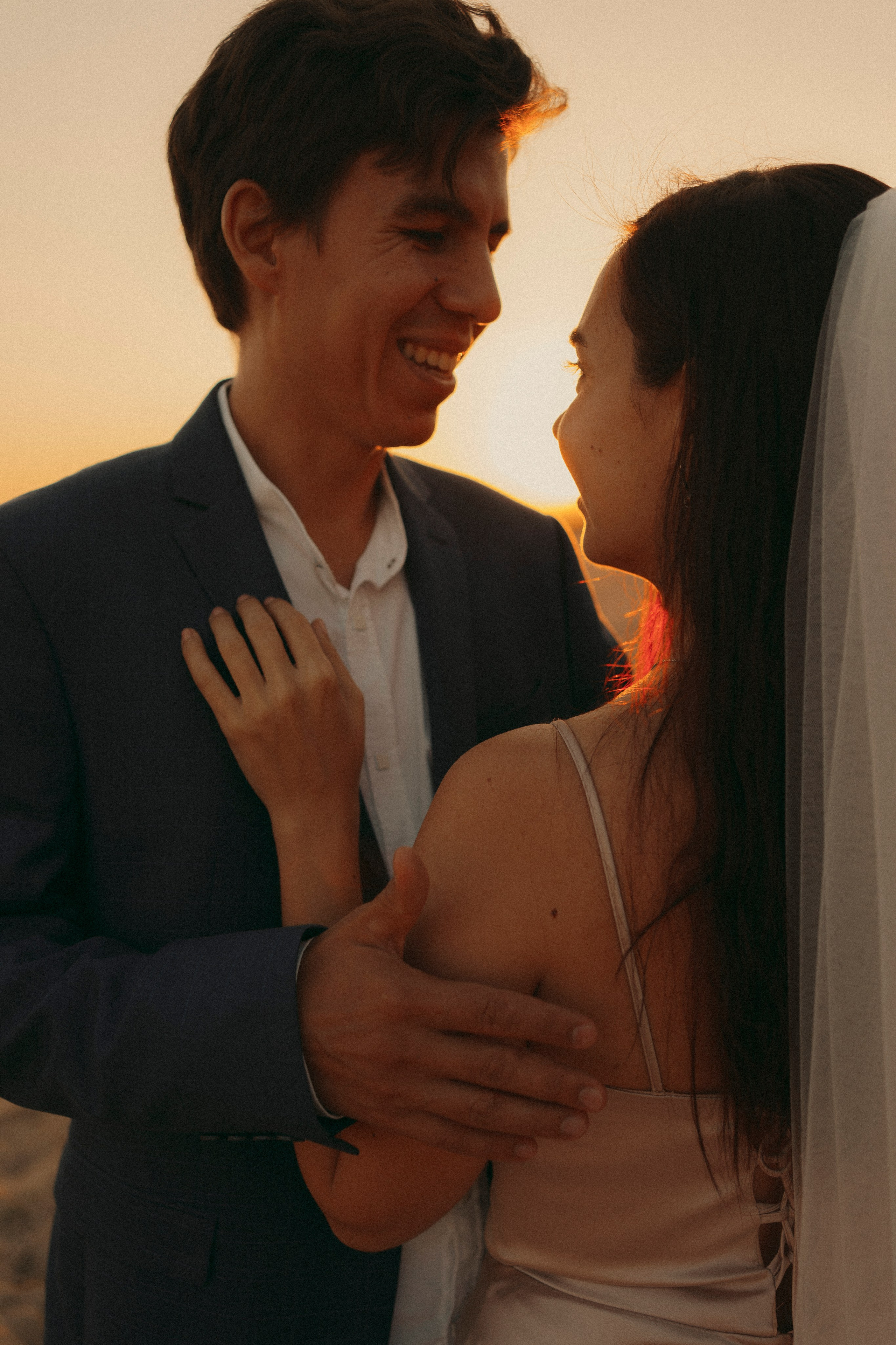 Love Story в свадебных нарядах на берегу реки. Портретный фотограф в Казани, Красной Поляне и Сочи Анна Кузнецова