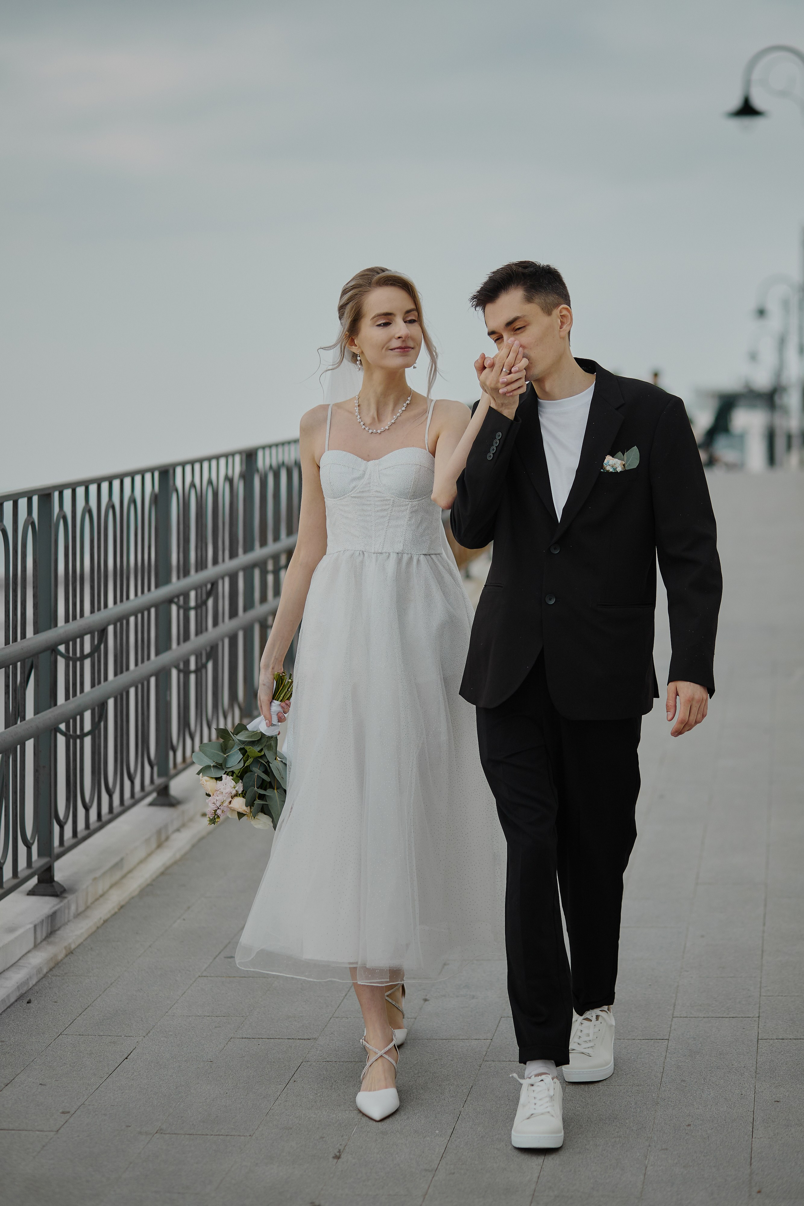 Свадебная фотосессия на белой набережной города Анапа