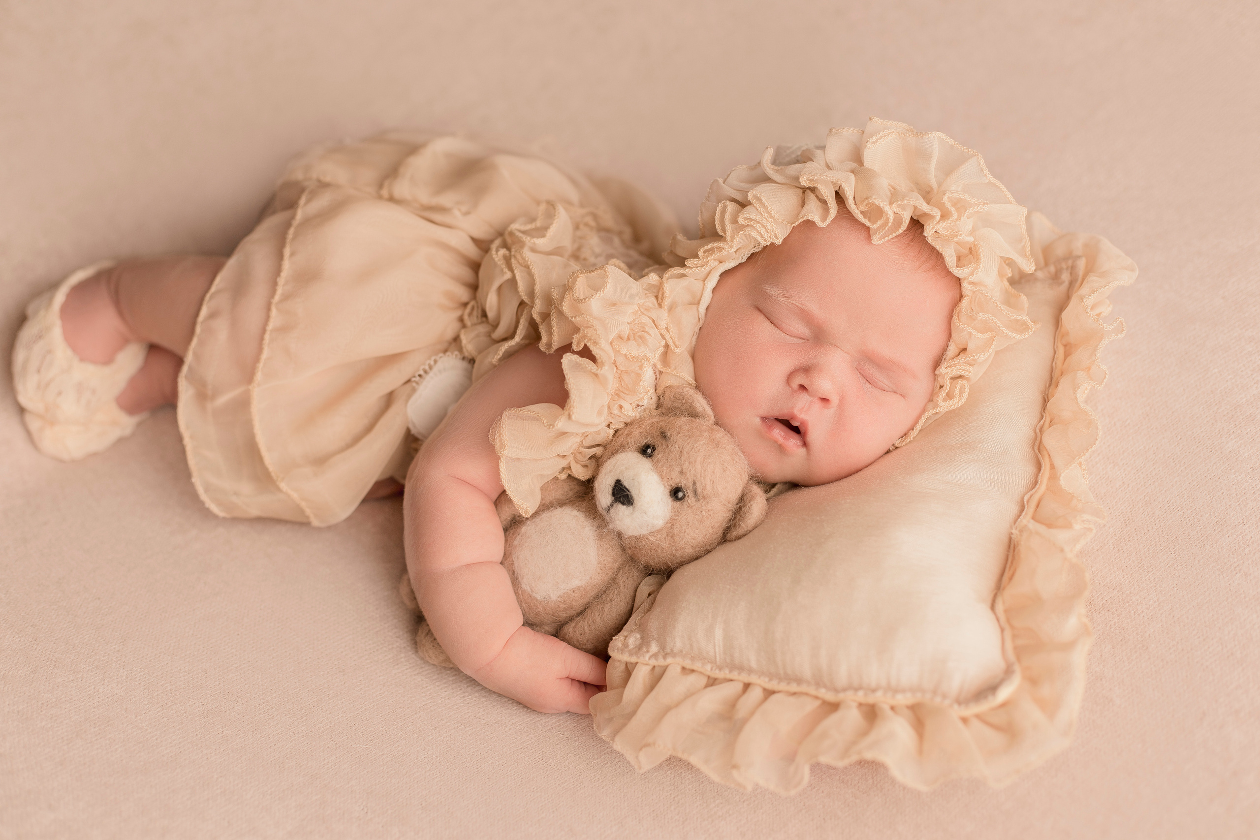 Новорожденные. Фотограф новорожденных Омск —со всем необходимым к вам домой