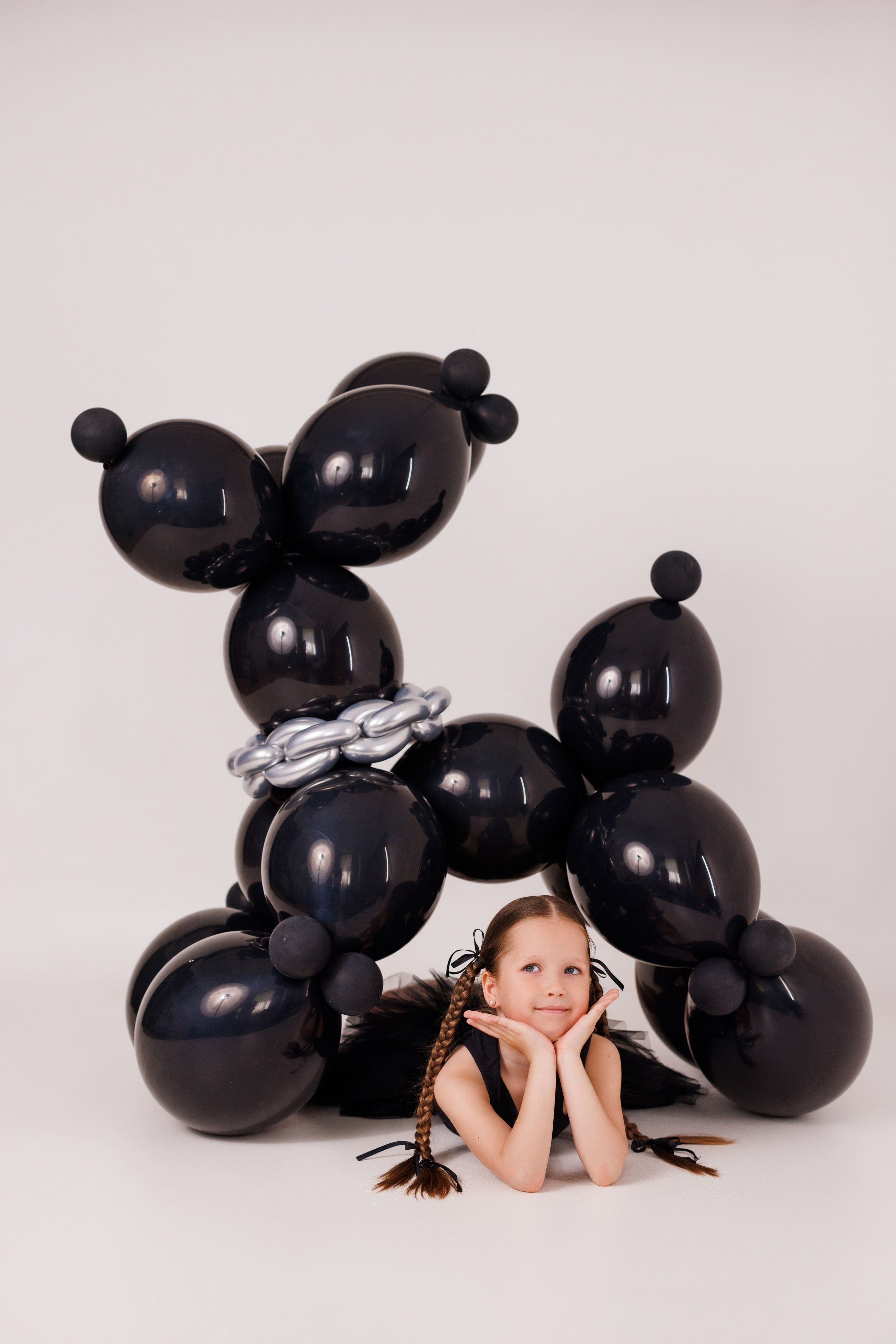 Стильная детская фотосессия с собачками из шариков, для девочек и мальчиков. Семейный и детский фотограф в Краснодаре Анна Трашкова