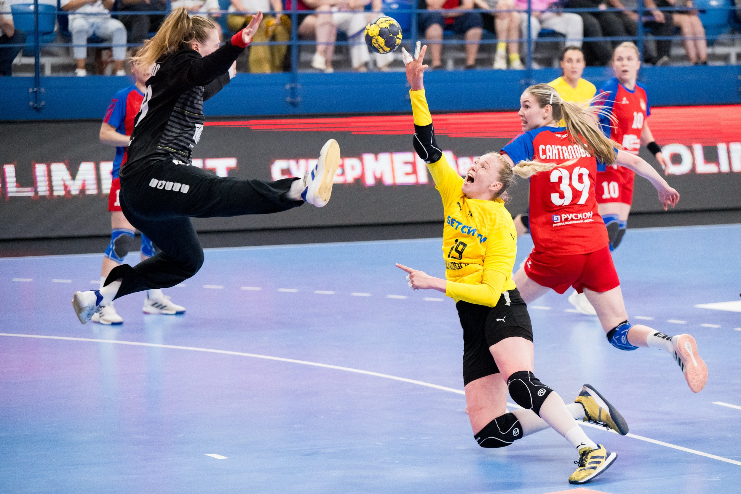 Съемка игрового броскового момента во время гандбольного матча в Ростове-на-Дону