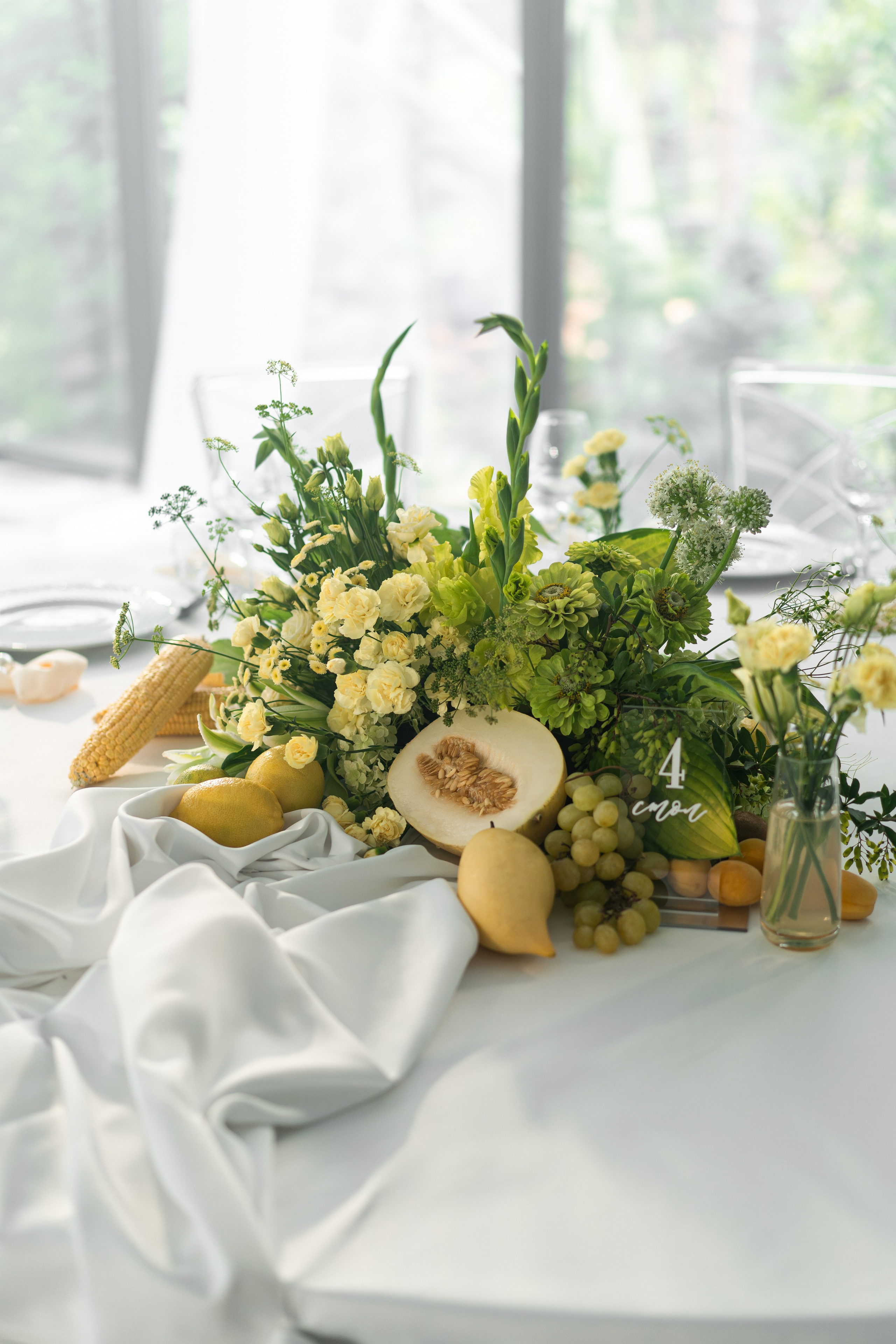 Свадебный декор, живые цветы, фудфлористика, стол молодоженов