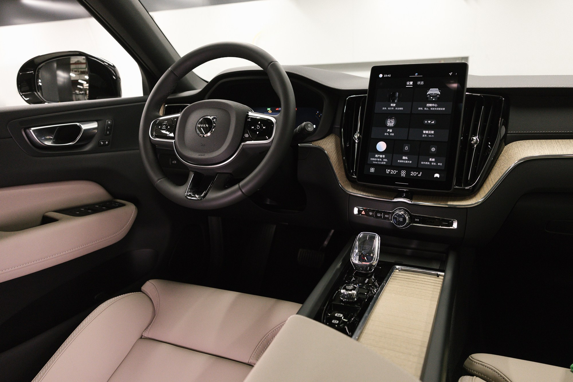 Volvo XC60 2.0 T5 4WD AT (250 л. с.). Автосалон «Х-Авто»