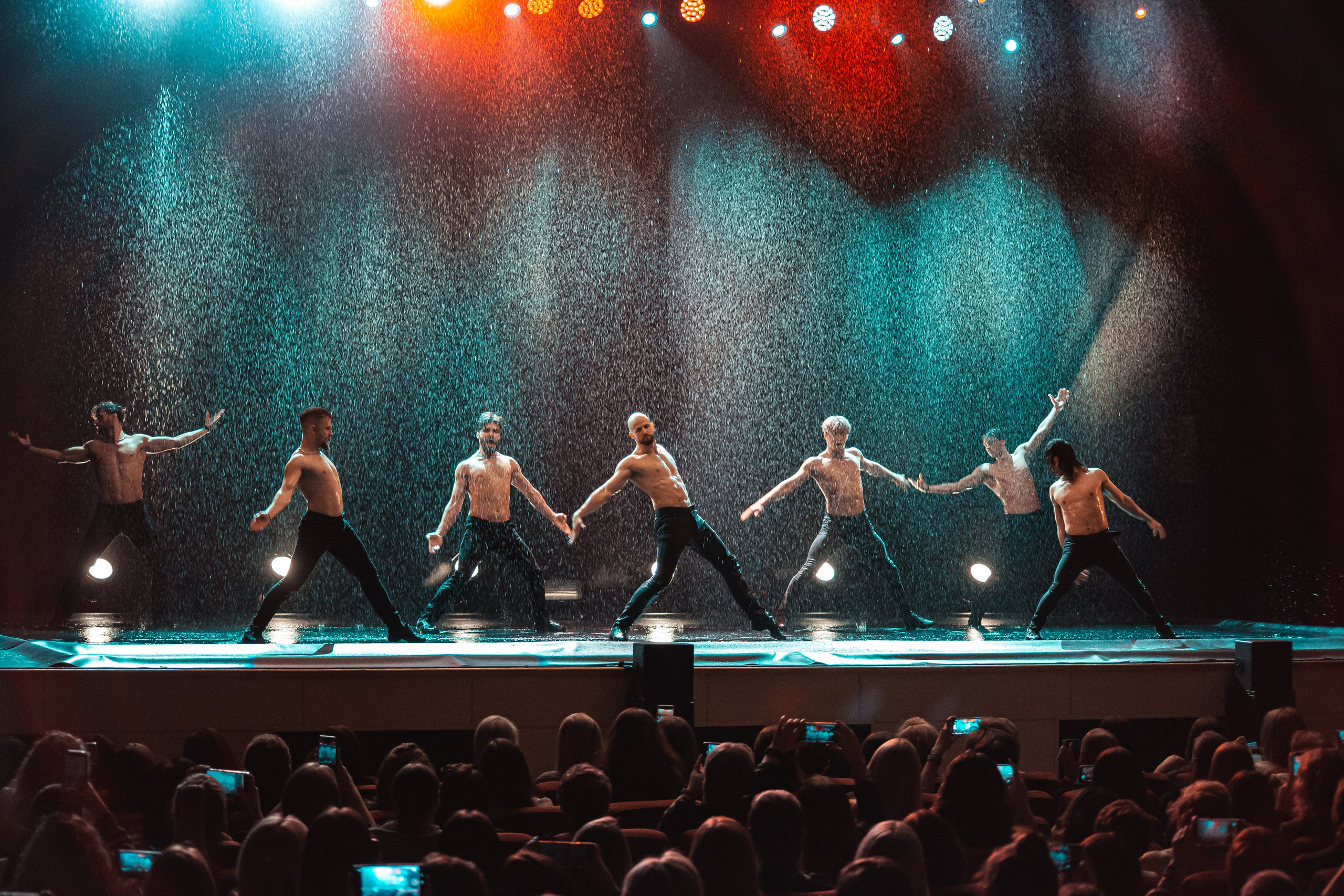 Шоу под дождем, Гранд Холл Сибирь, 20.02.2026. Фотограф Регина Крикунова г. Красноярск