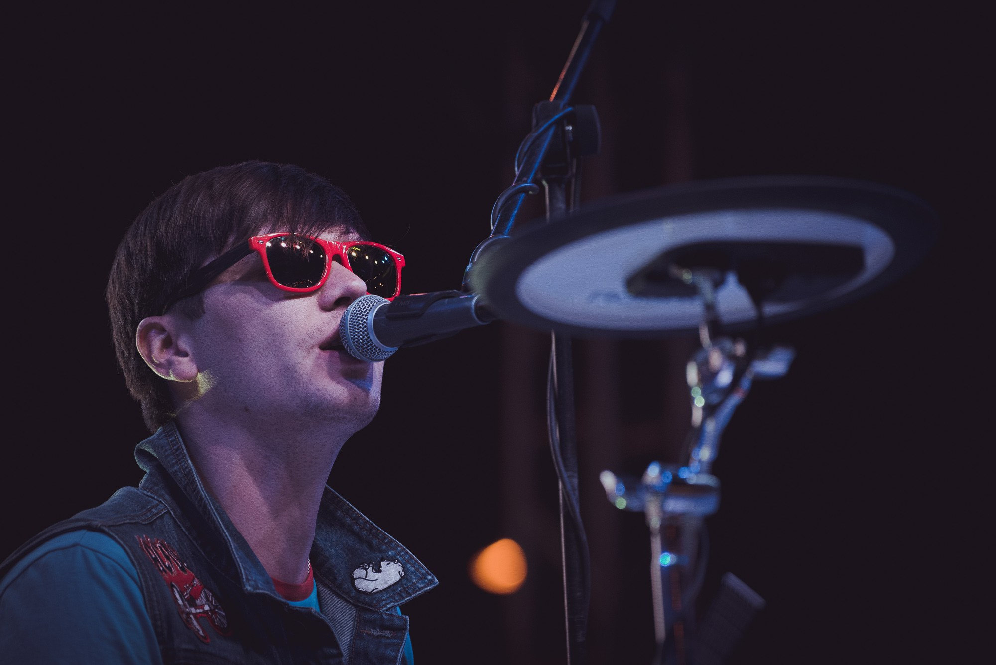 Барабанщик в красных очках