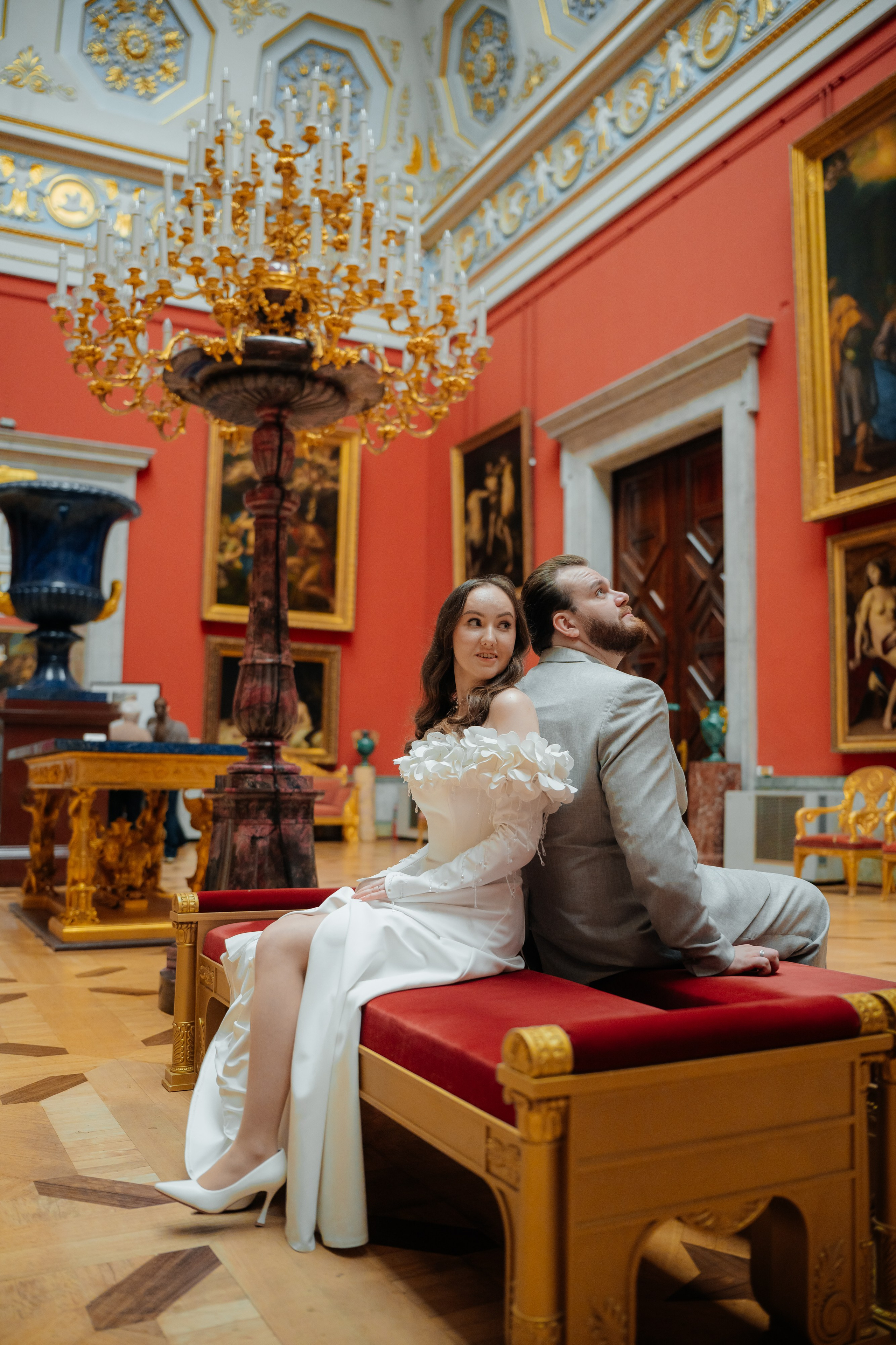 Свадебная фотосессия в Эрмитаже. Свадебный фотограф Александр Невский в Санкт-Петербурге