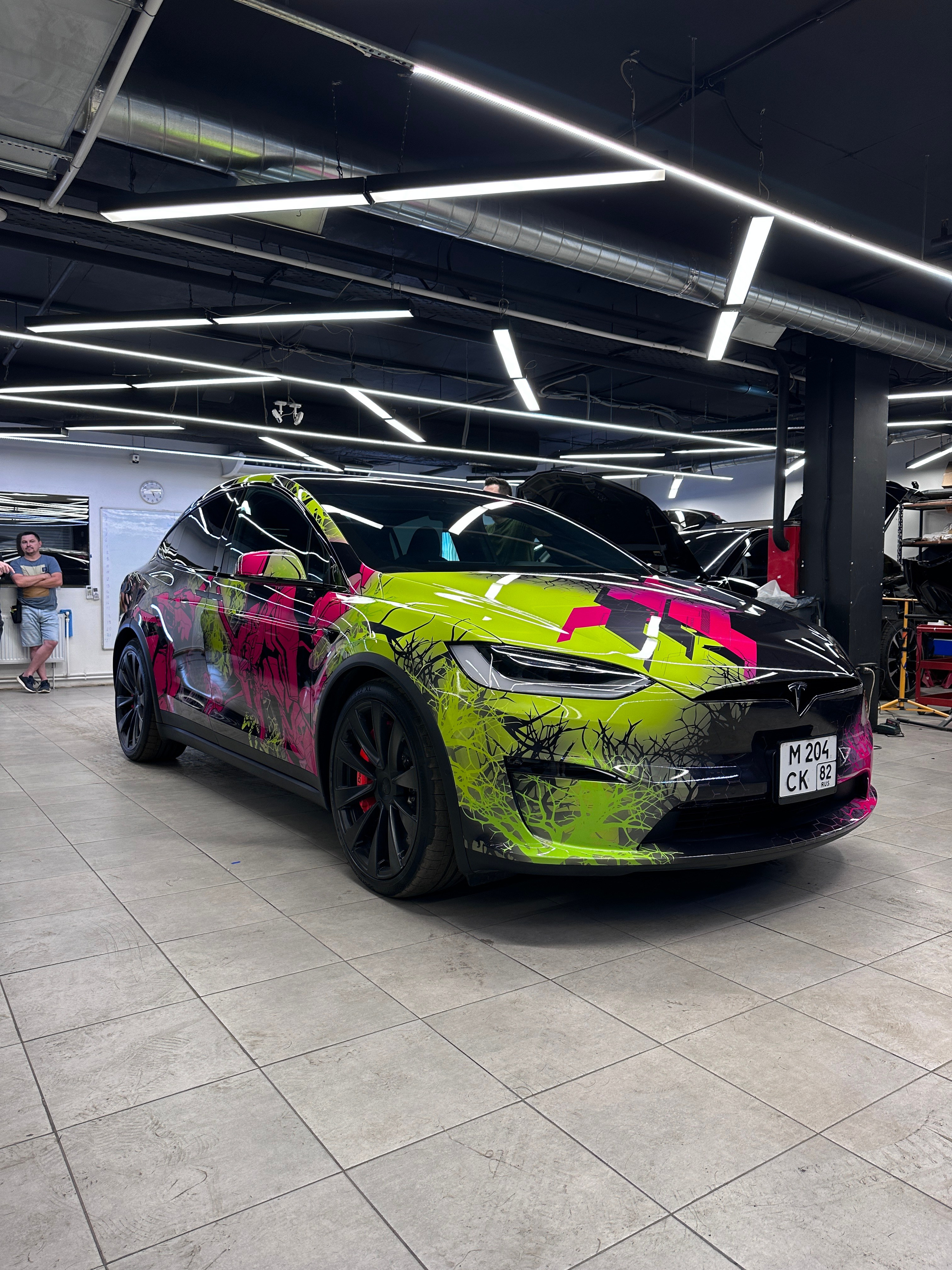 Винилография на Tesla Model S Plaid. Студия дизайна и оклейки авто Barmaley Design