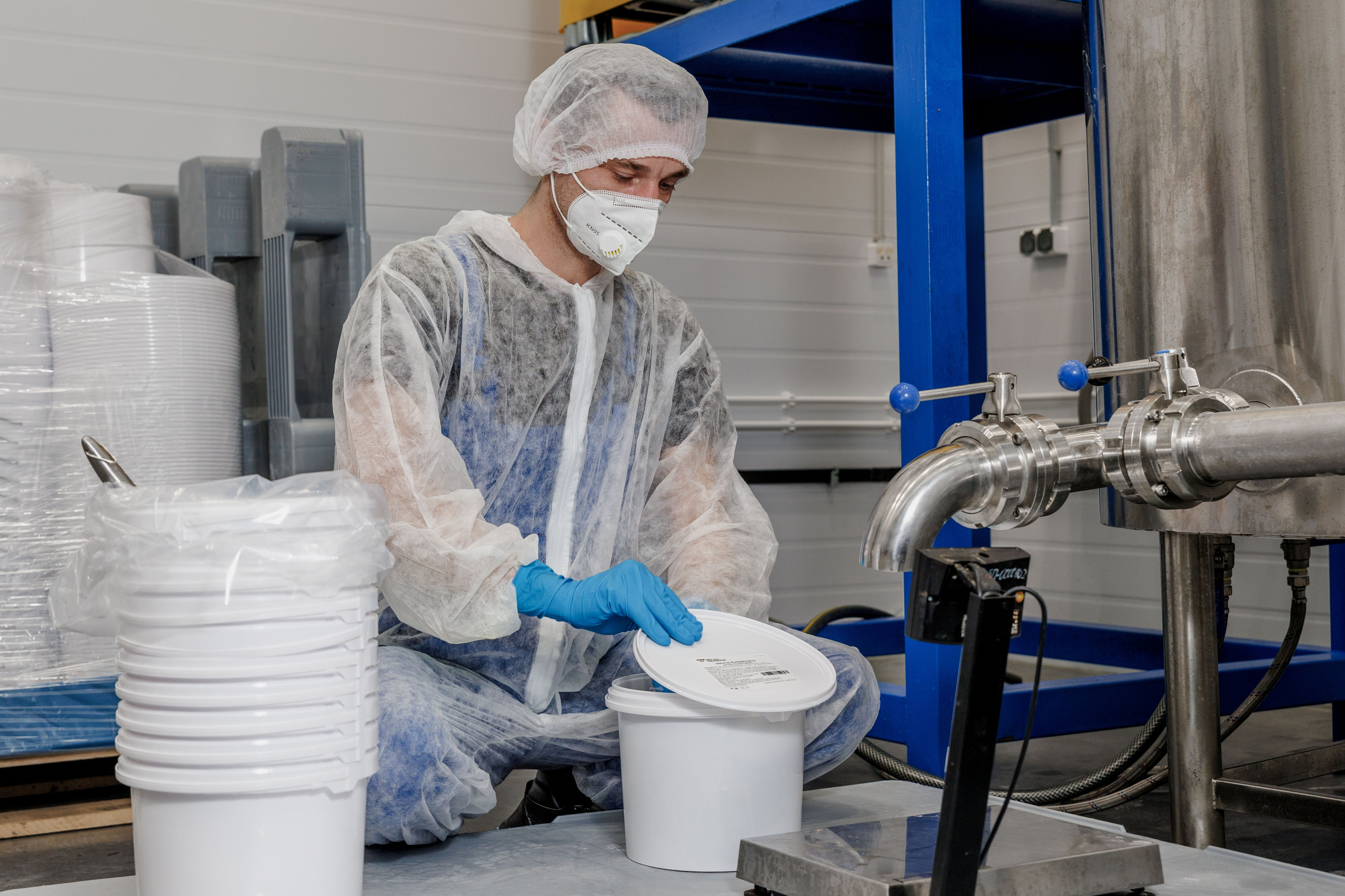 Этап смешивания: оператор контролирует технологию