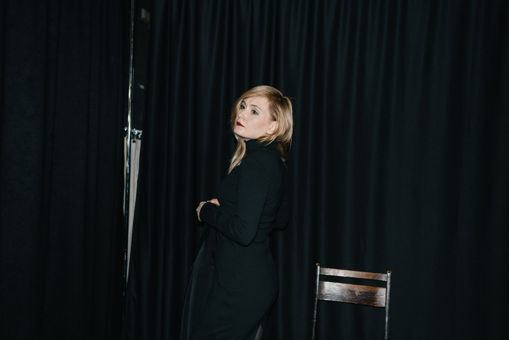 Портрет девушки в черном на темном фоне, стильная студийная съемка Тюмень