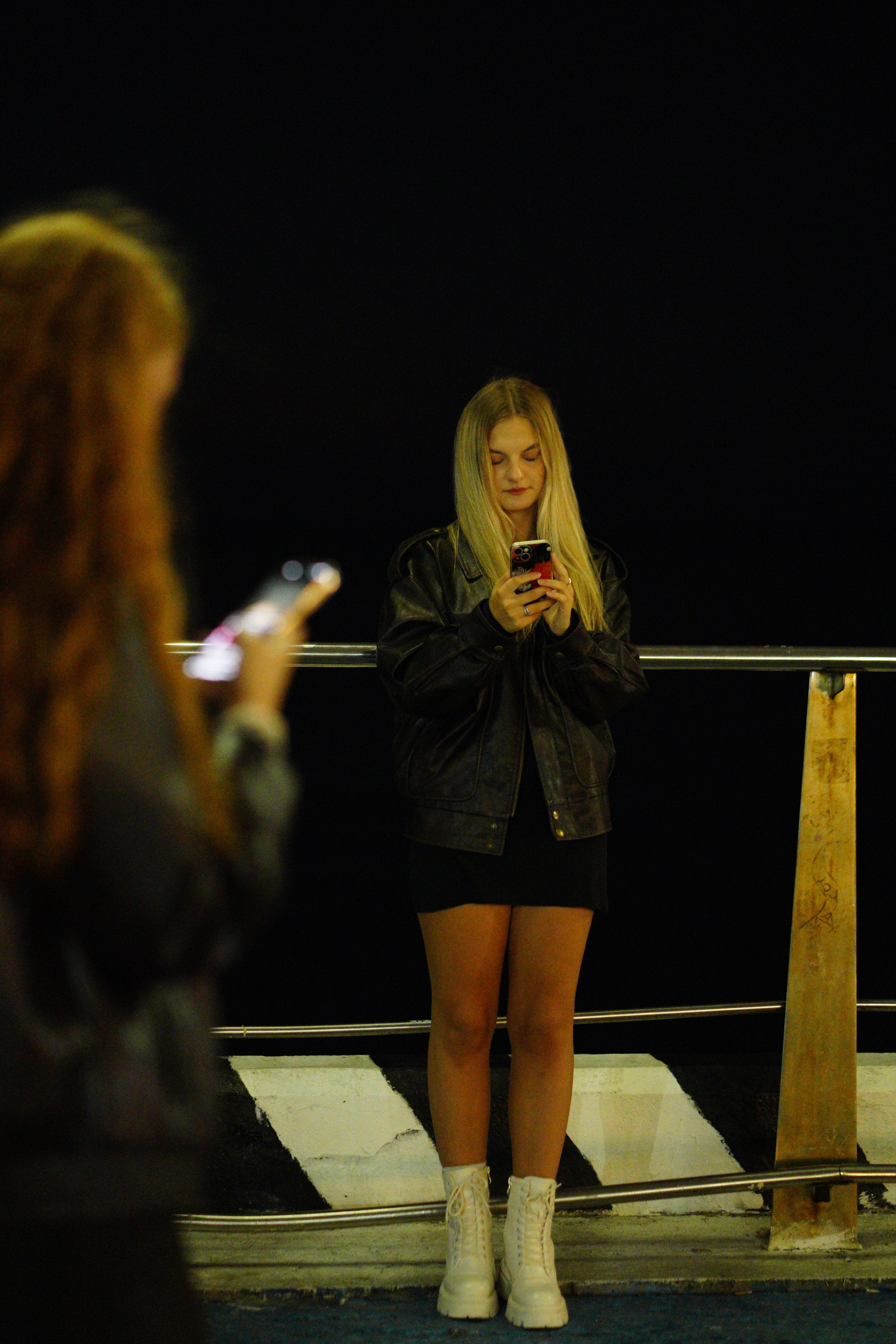 Блондинка и рыженькая красотка на пирсе. Фотограф Владивосток (художественный портрет, празднование, торжество, мероприятие, фотопрогулка)