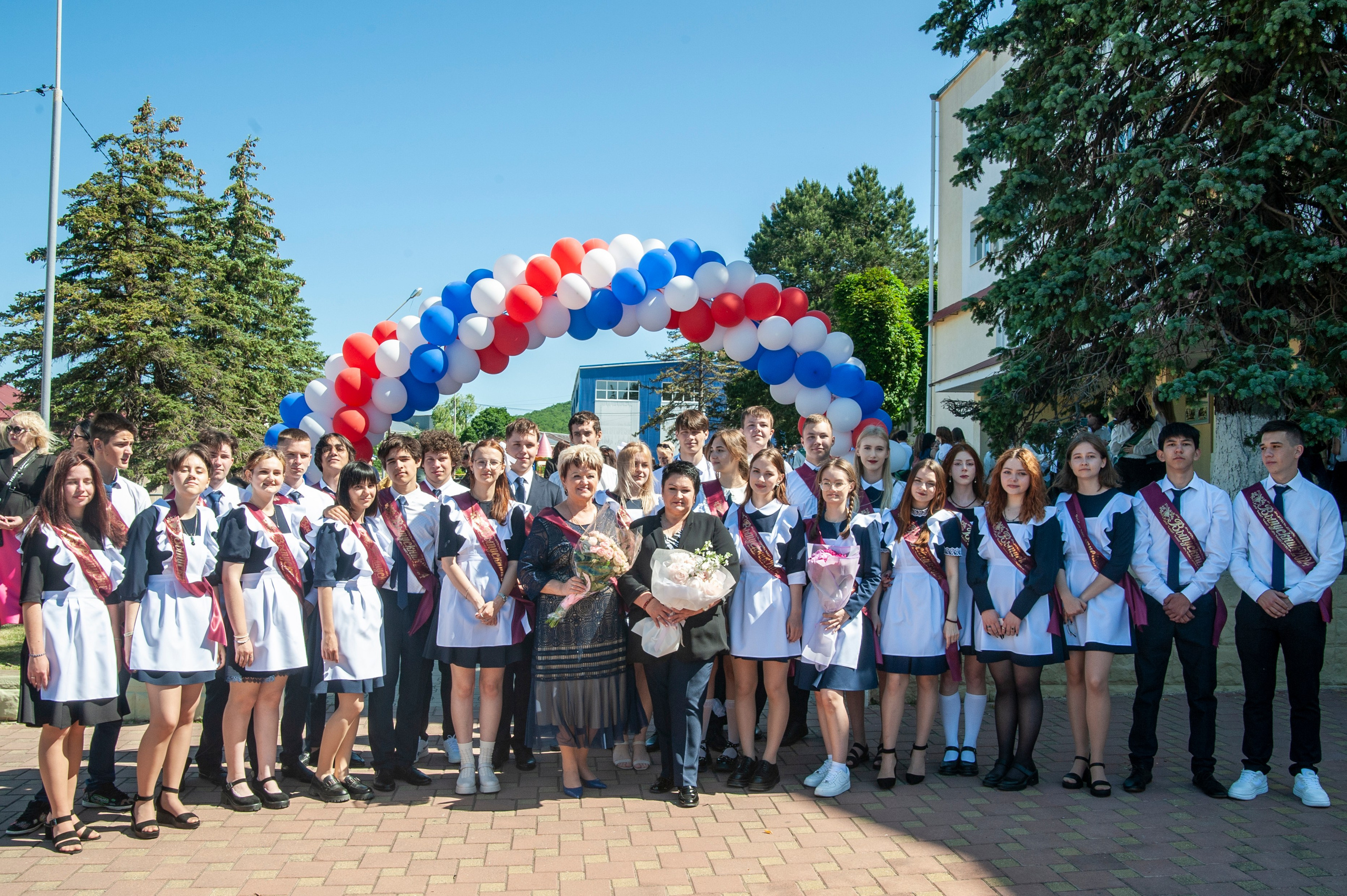 Последний Звонок МАОУ СОШ № 17 им. Эдуарда Есаяна — Архипо-Осиповка. Свадебный и семейный фотограф Денис Лукьянов в Краснодаре, Краснодарском крае и Республике Крым